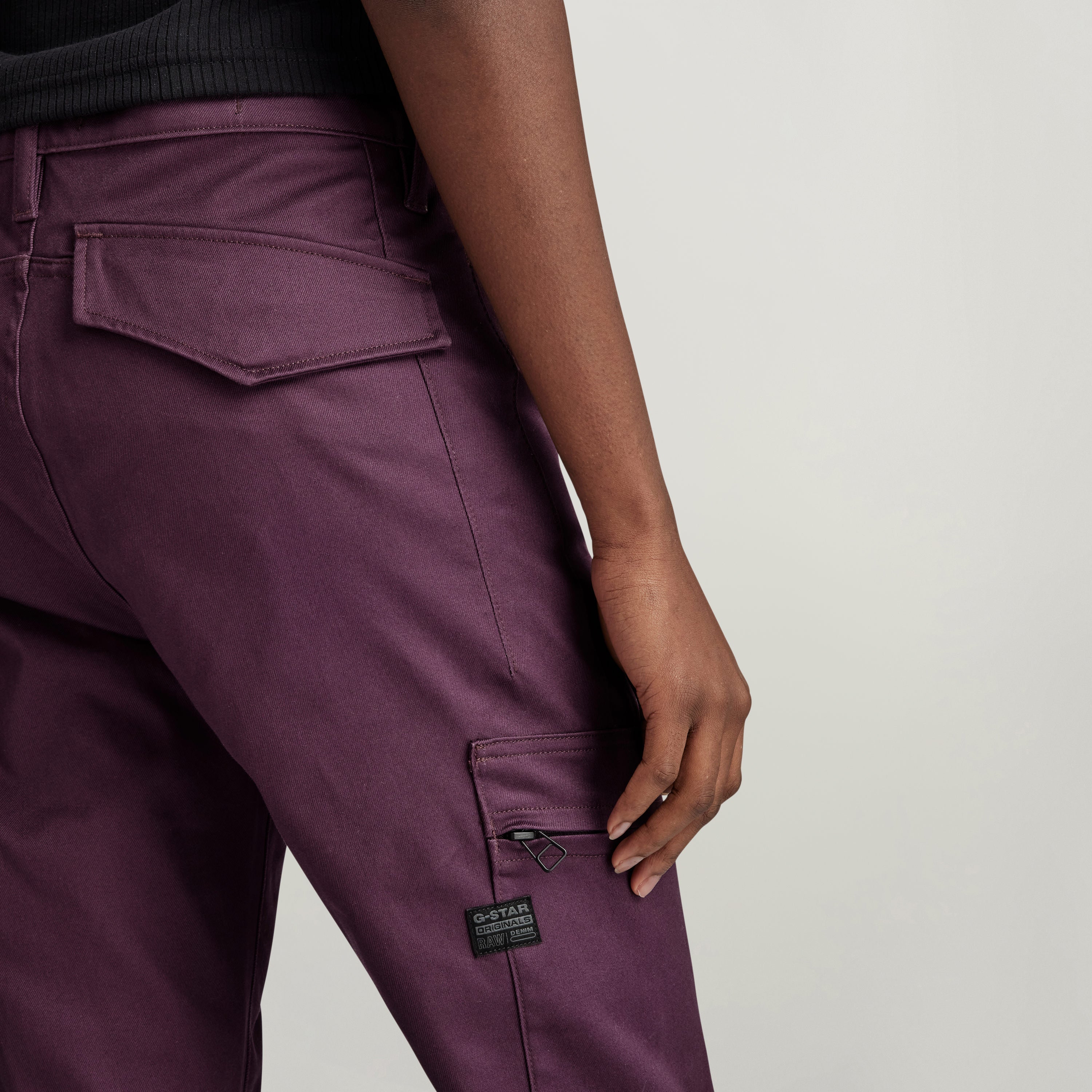 Pantalones Slim Cargo de color púrpura con bolsillos y detalle de costura en la parte trasera. Slim fit cargo pants.