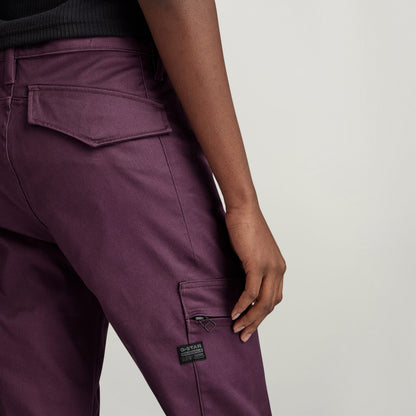 Pantalones Slim Cargo de color púrpura con bolsillos y detalle de costura en la parte trasera. Slim fit cargo pants.