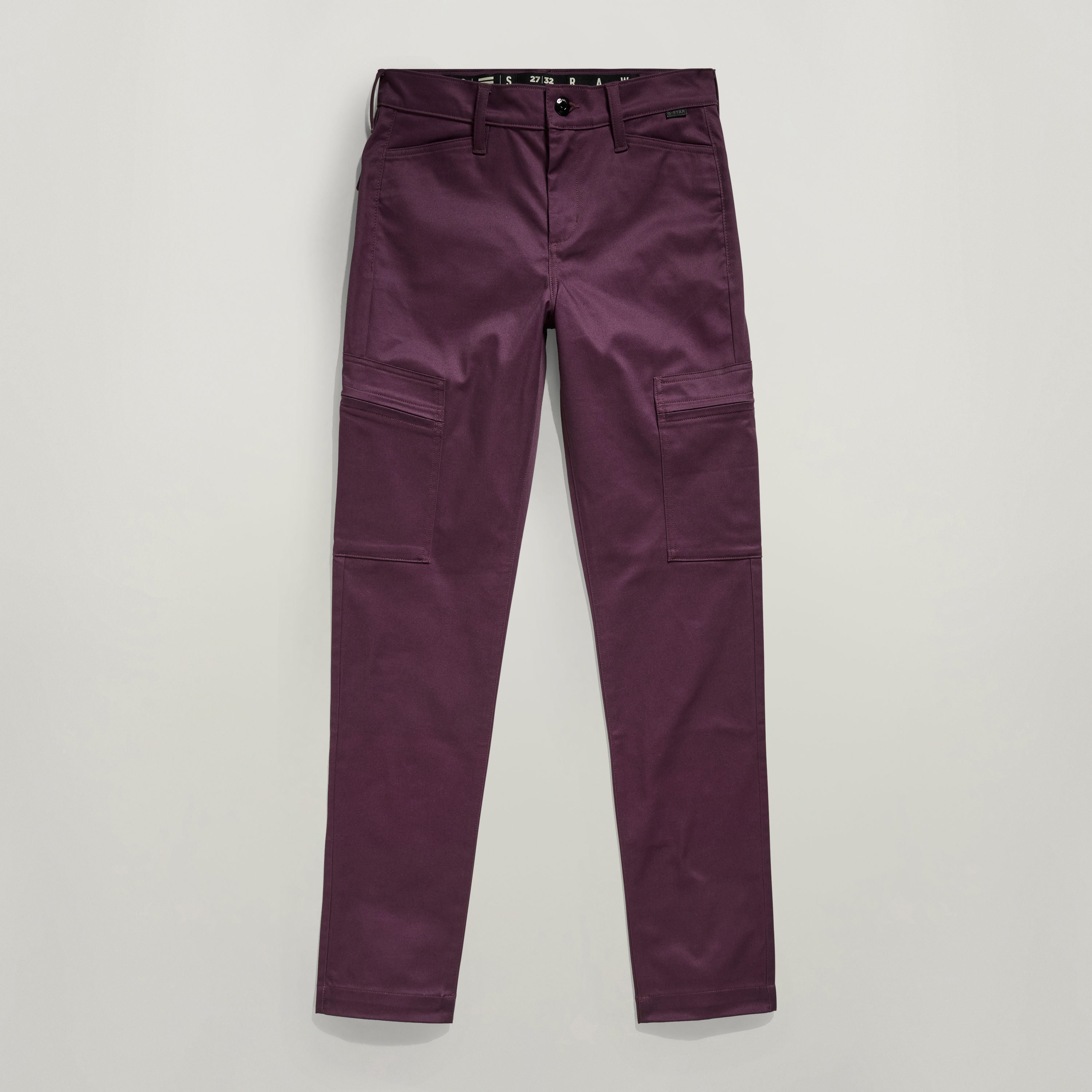 Pantalones Slim Cargo en color púrpura, diseño ajustado con bolsillos con cremallera oculta, slim fit cargo pants.