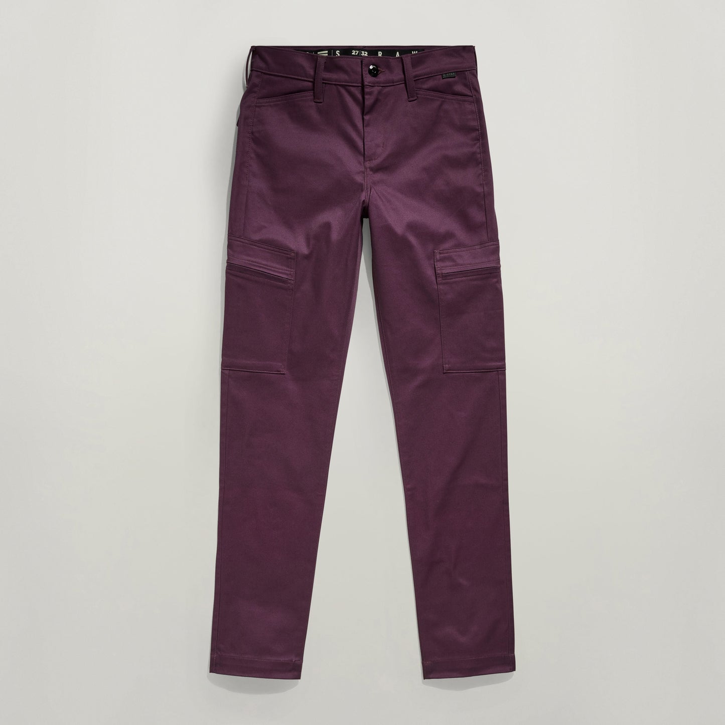 Pantalones Slim Cargo en color púrpura, diseño ajustado con bolsillos con cremallera oculta, slim fit cargo pants.