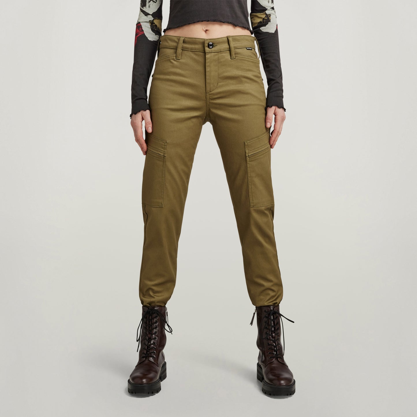 Pantalones Slim Cargo con bolsillos en un color verde militar, diseñados con bolsillos con cremallera oculta y detalles ajustados.