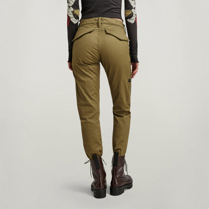 Vista trasera de pantalones slim cargo con bolsillos en color oliva, mostrando su diseño ajustado y estilo moderno.