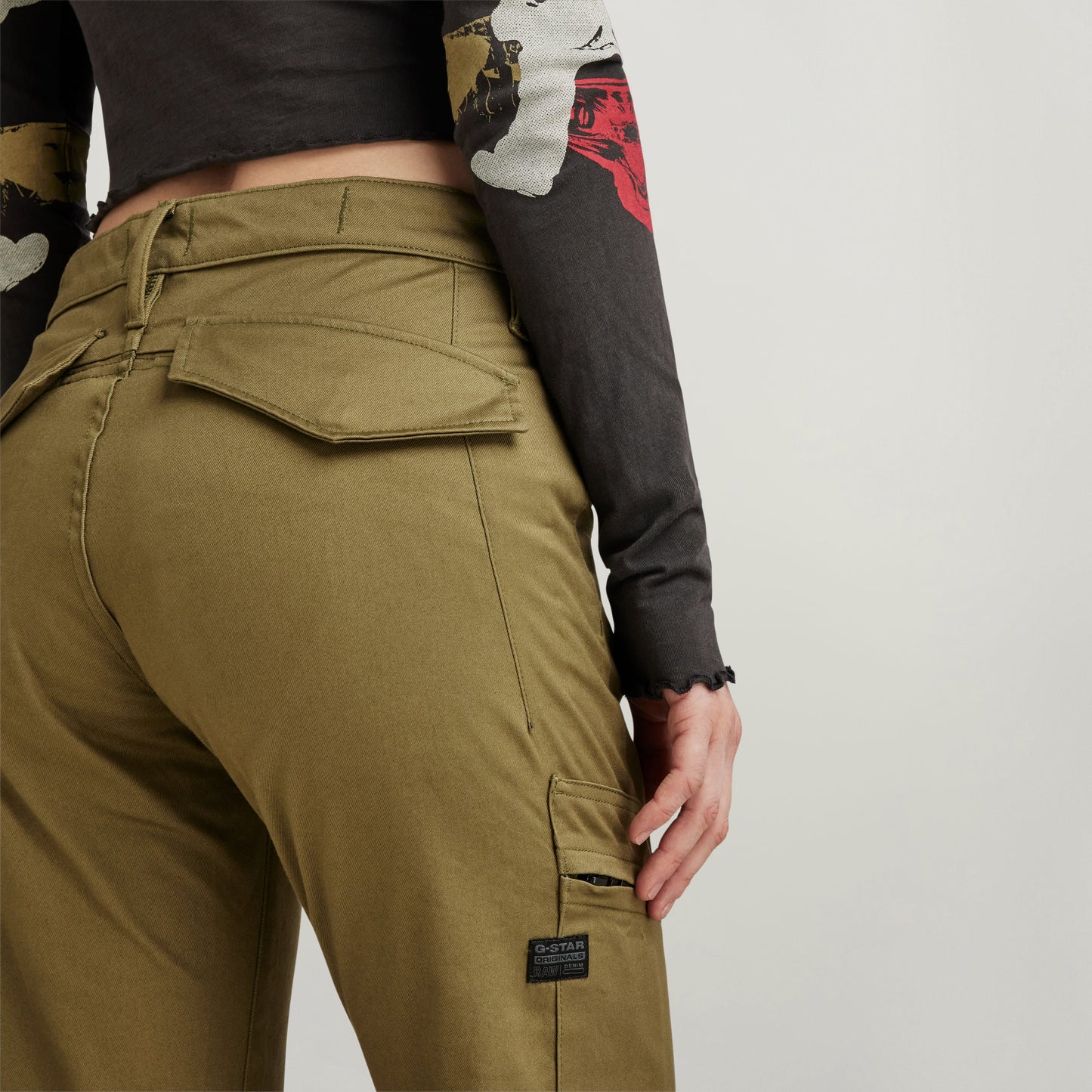 Pantalones Slim Cargo con bolsillos traseros y detalles de diseño ajustado.
