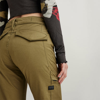 Pantalones Slim Cargo con bolsillos traseros y detalles de diseño ajustado.