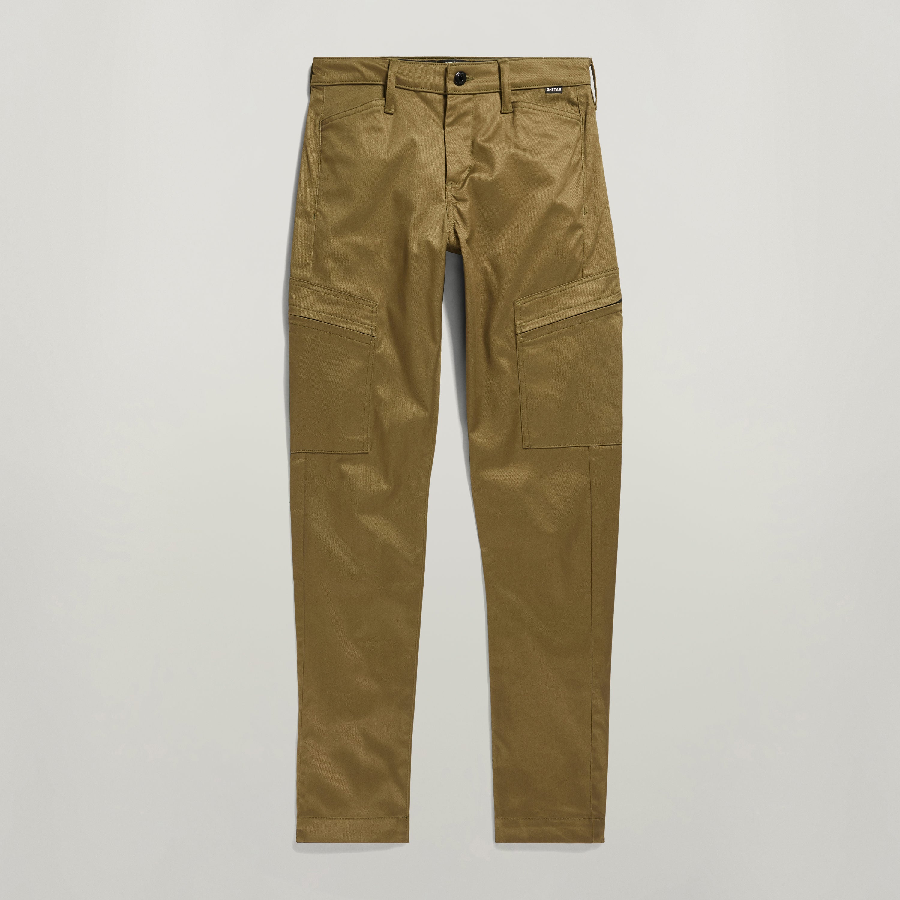 Pantalones Slim Cargo, pantalones slim cargo con bolsillos en color marrón con detalles de diseño funcional.