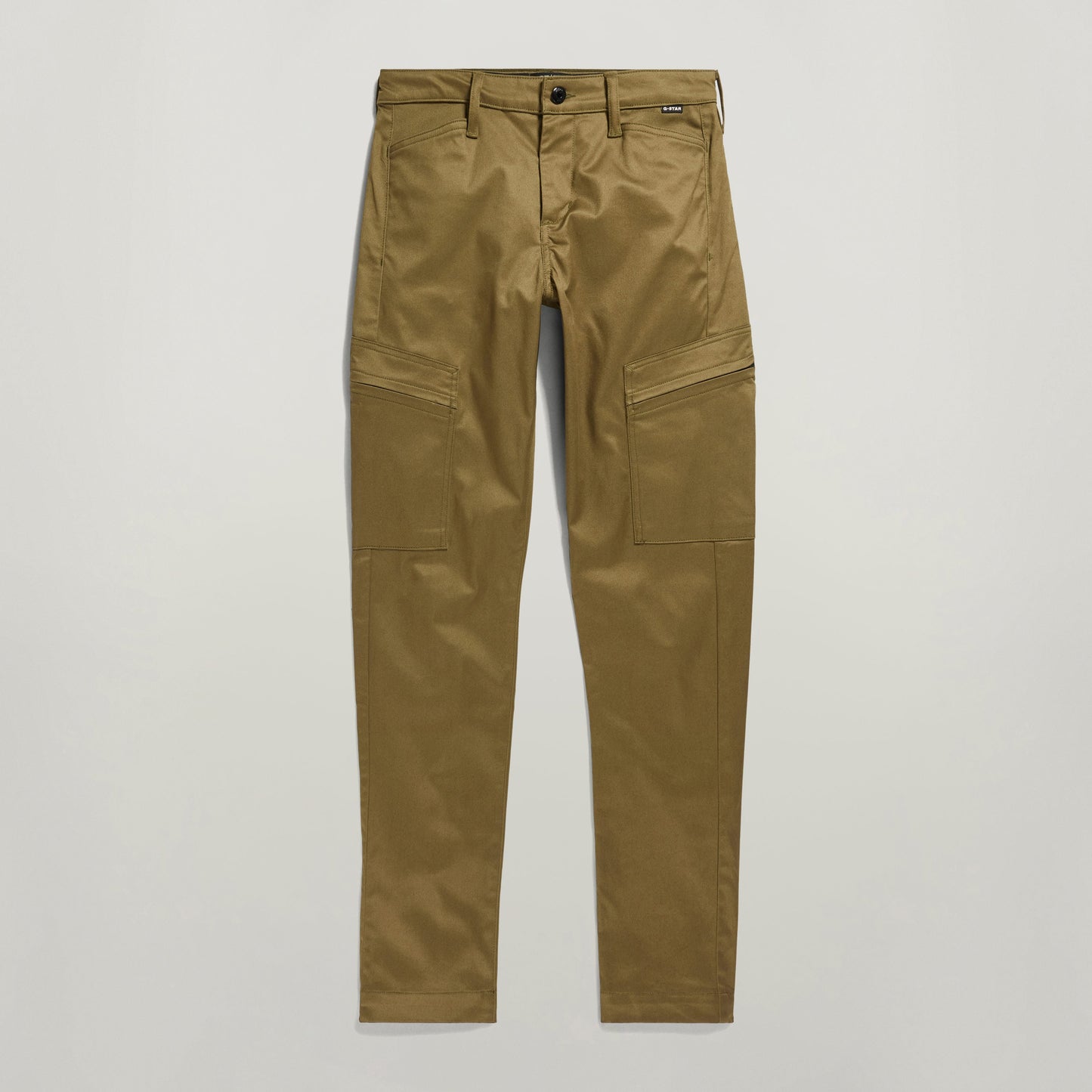 Pantalones Slim Cargo, pantalones slim cargo con bolsillos en color marrón con detalles de diseño funcional.