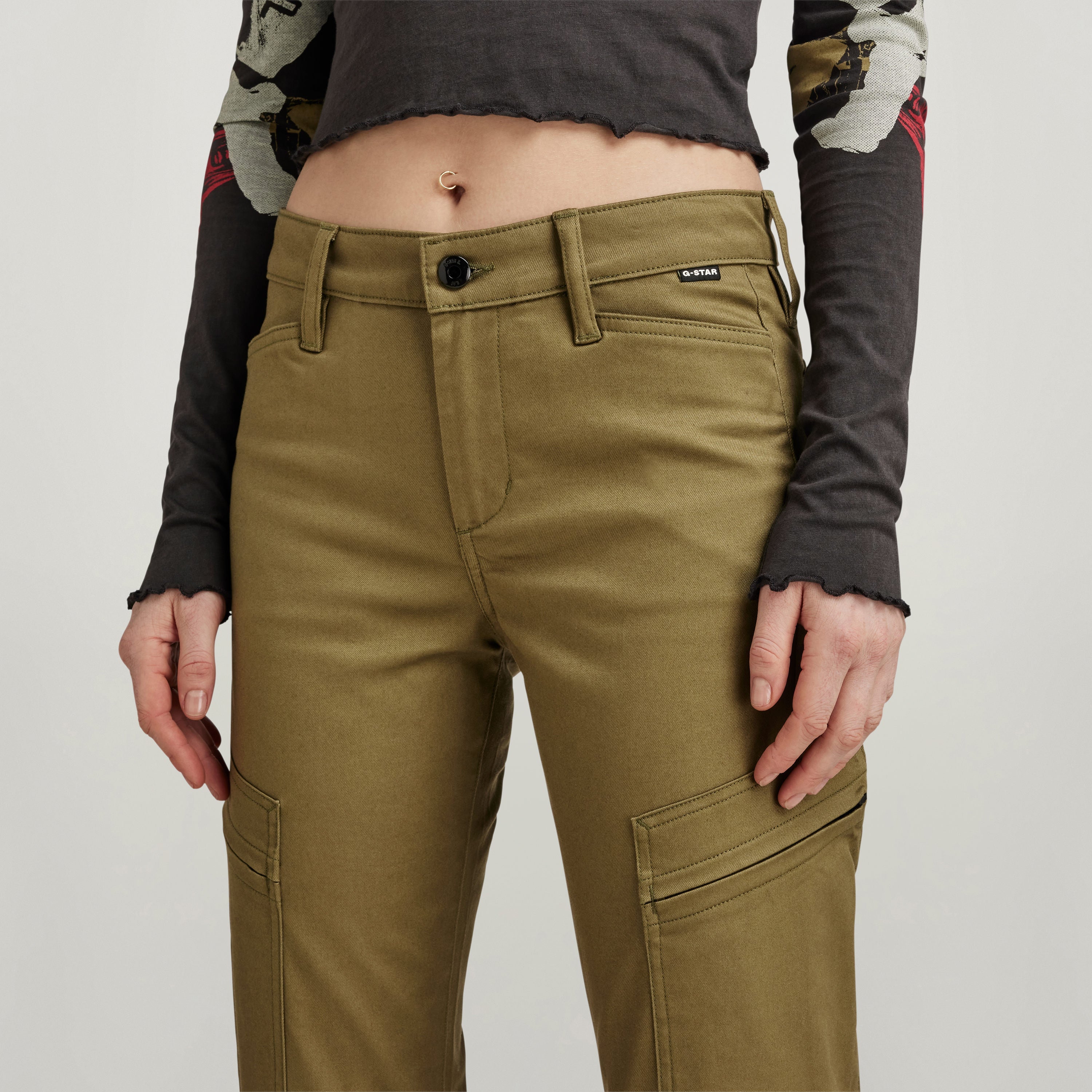 Pantalones slim cargo con bolsillos, detalle de cintura y bolsillos con cremallera oculta en el muslo.