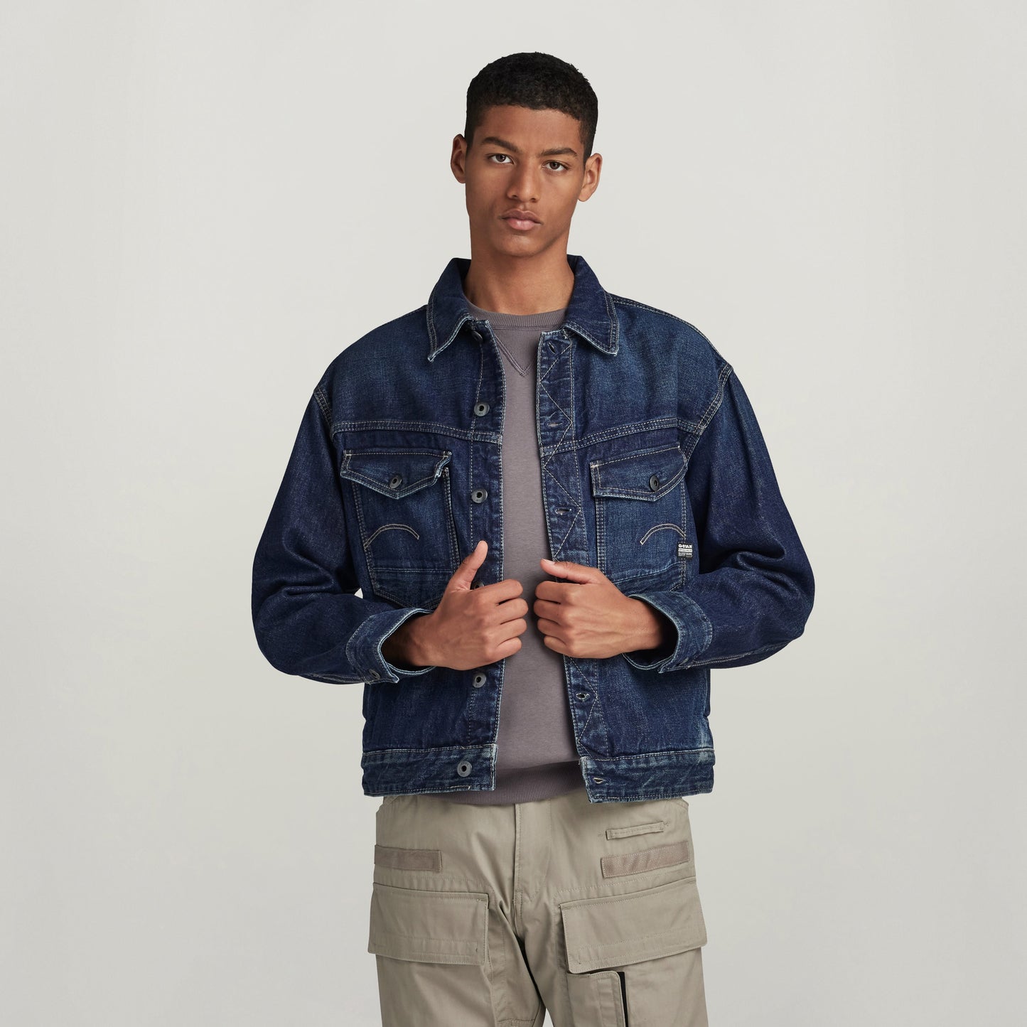 Hombre luciendo la chaqueta denim Dakota, con corte recto y bolsillos en el pecho y cintura.