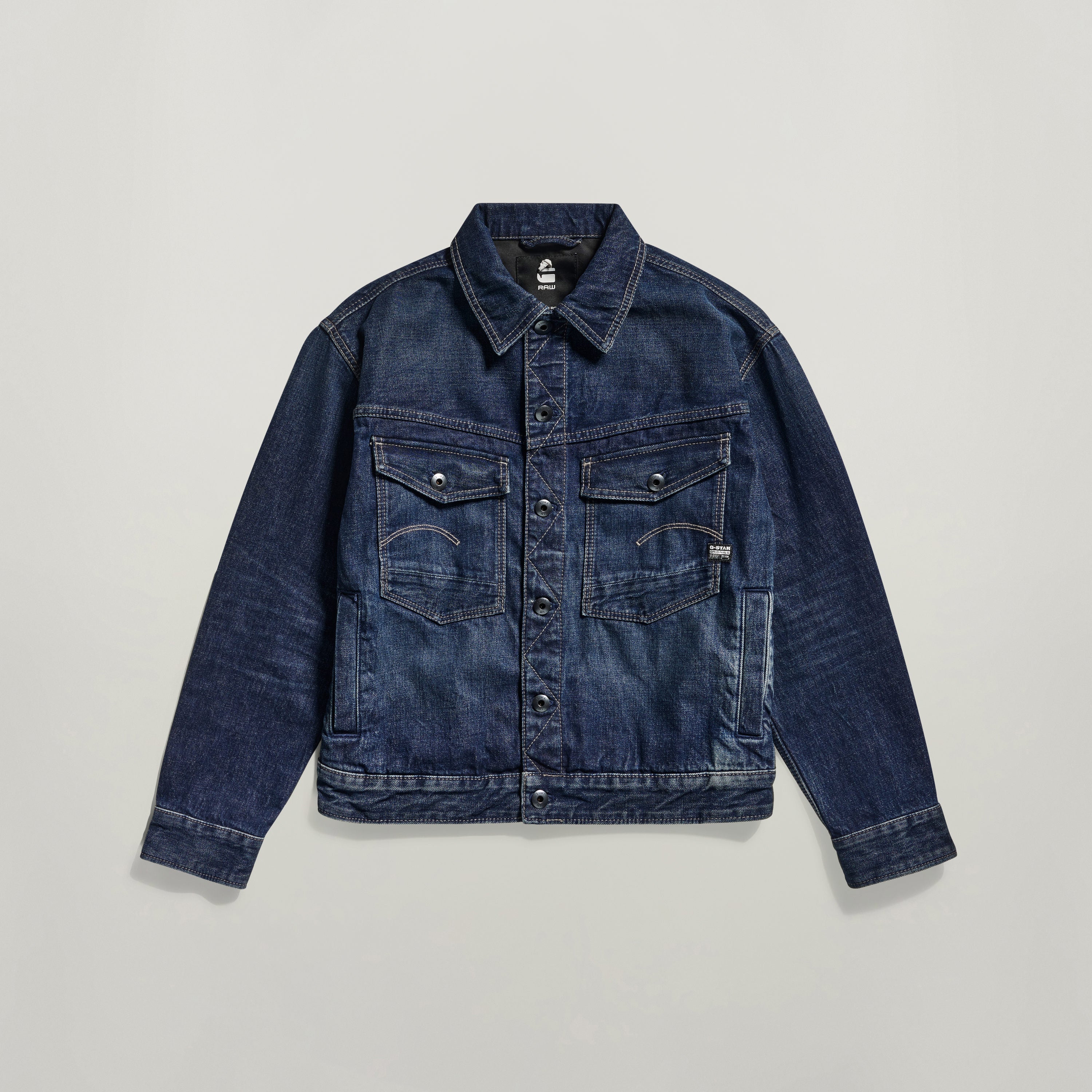 chaqueta denim Dakota con corte recto, bolsillos en el pecho y cierre de botón clásico