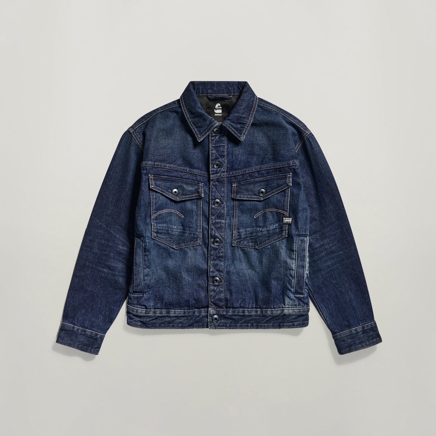 chaqueta denim Dakota con corte recto, bolsillos en el pecho y cierre de botón clásico