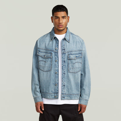 Chaqueta denim Dakota con corte recto, bolsillos en el pecho y cierre de botones, modelo en fondo claro.