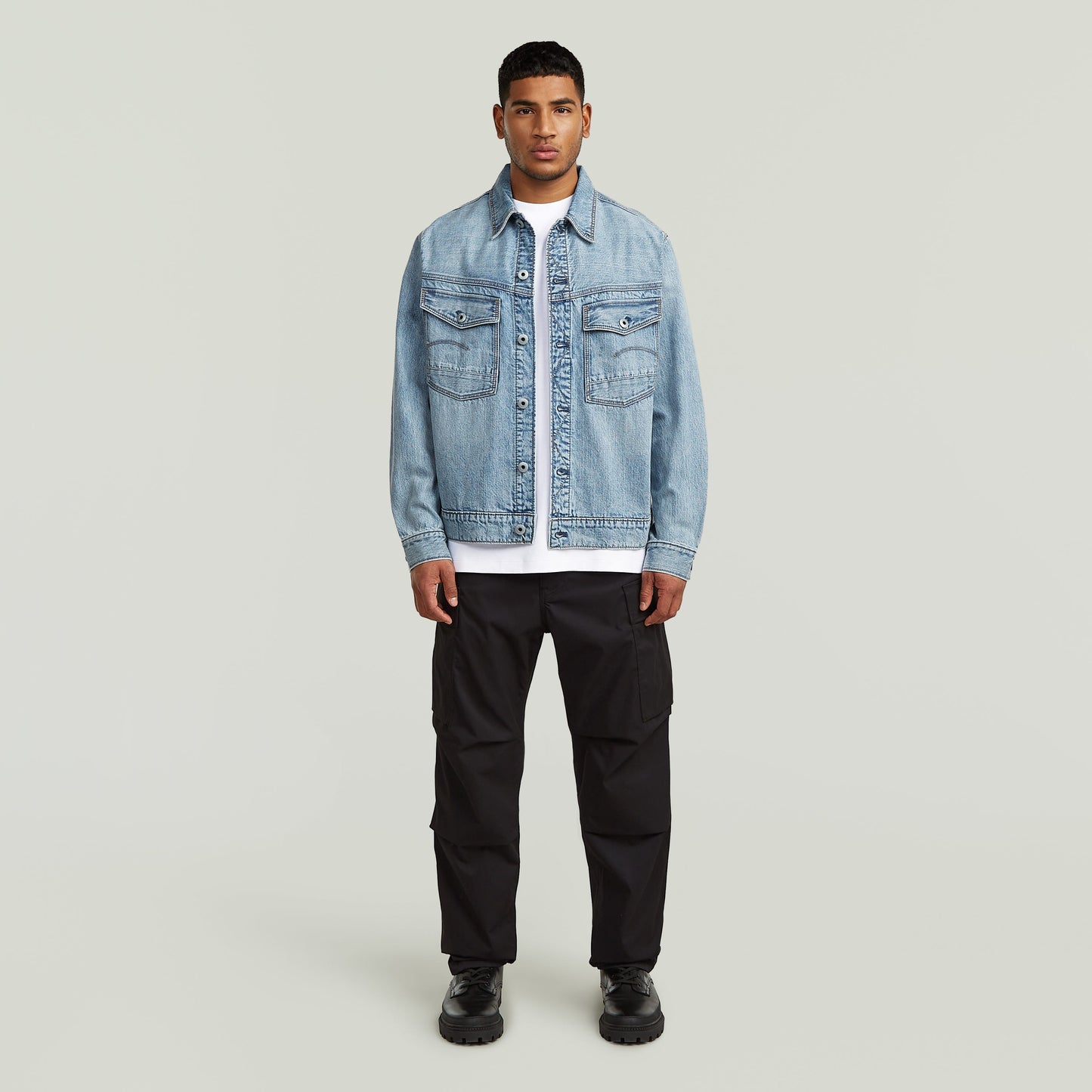 Modelo masculino usando la chaqueta denim Dakota con corte recto, botones y bolsillos en el pecho y cintura.