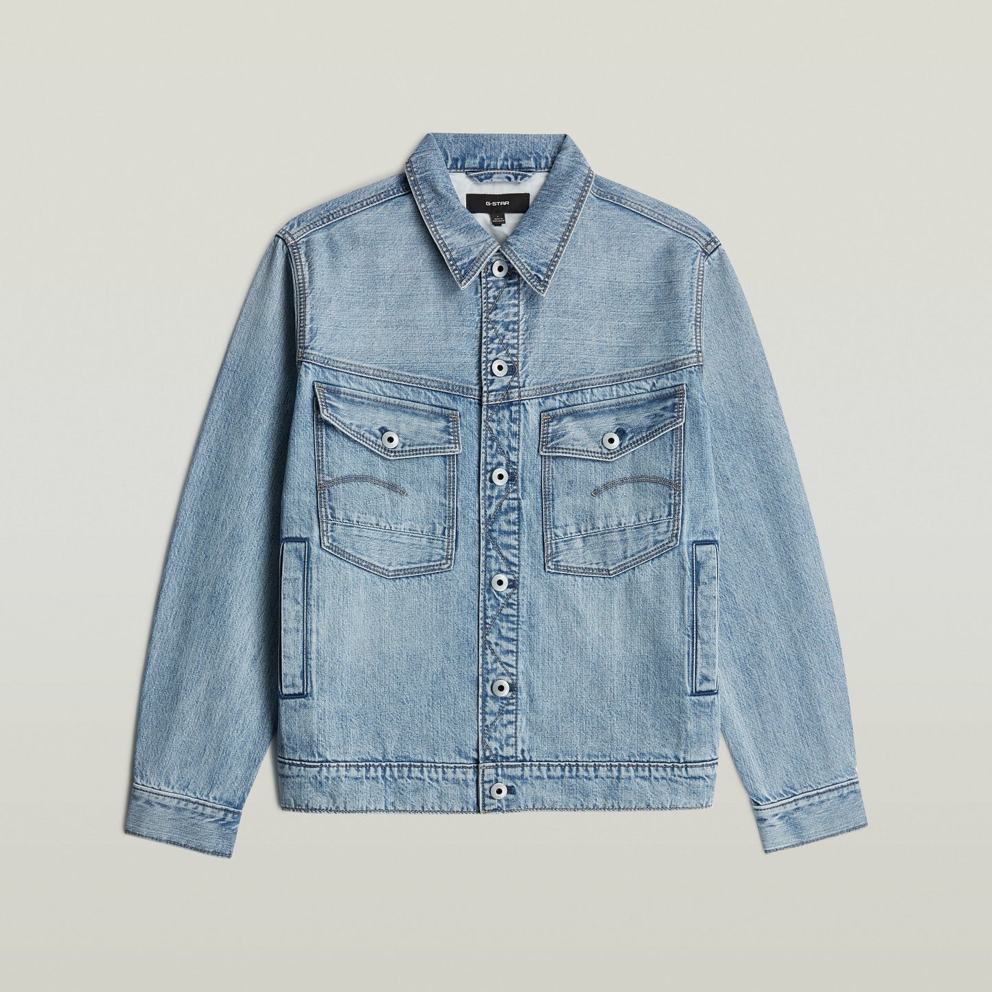 Chaqueta denim Dakota de corte recto con bolsillos en el pecho y cierre de botones.