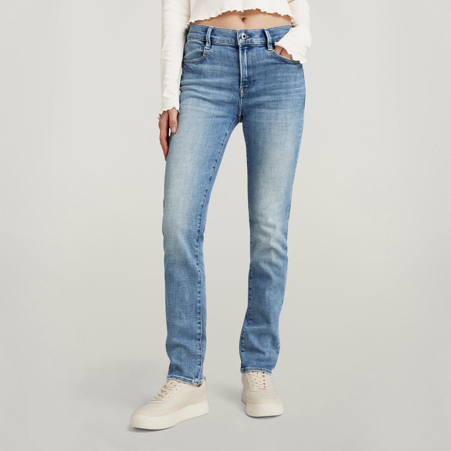 Jeans Ace 2.0 Slim Straight, slim straight jeans for men in light blue denim, featuring a fitted design and zipper fly.