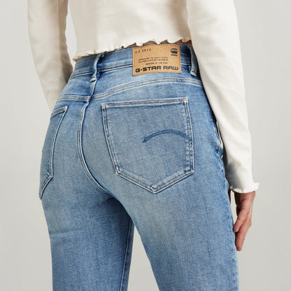 Mujer usando jeans Ace 2.0 de G-Star Raw, vista trasera mostrando bolsillos y etiqueta, slim straight jeans for men.