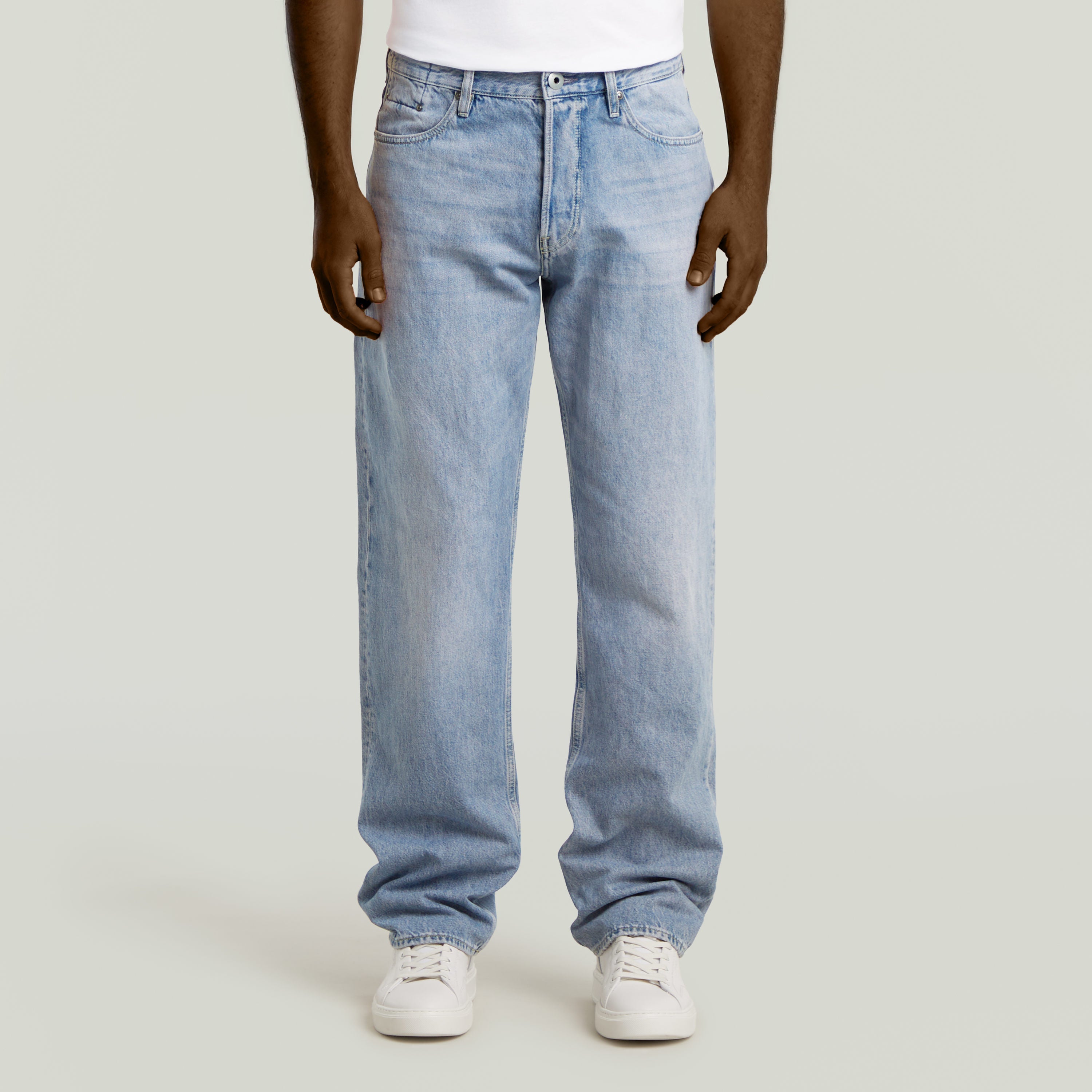 Modelo luciendo jeans Dakota Regular Straight en color claro, estilo relajado y pernera recta.