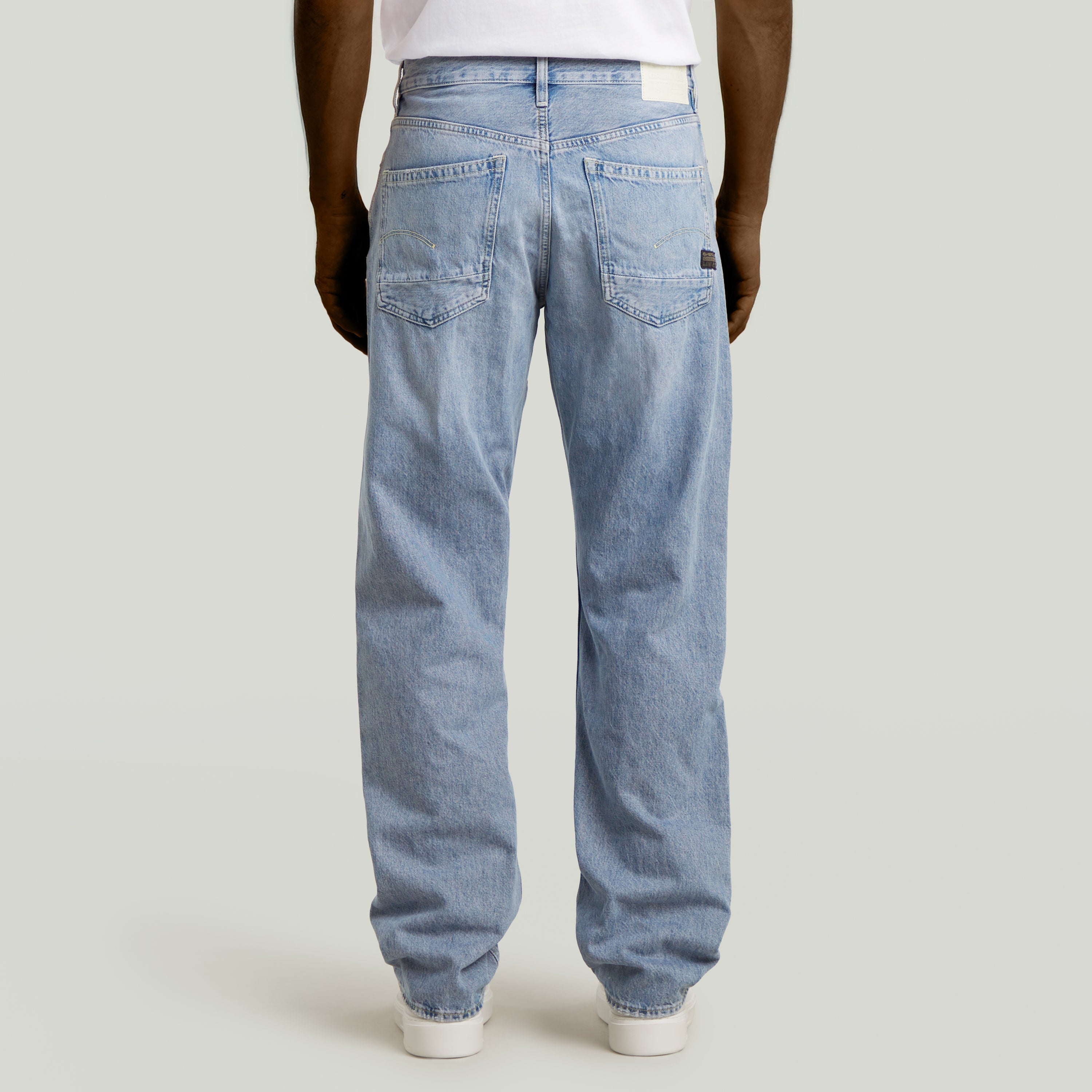 Jeans Dakota Regular Straight vistos desde atrás, con pernera recta y diseño auténtico en un tono claro.