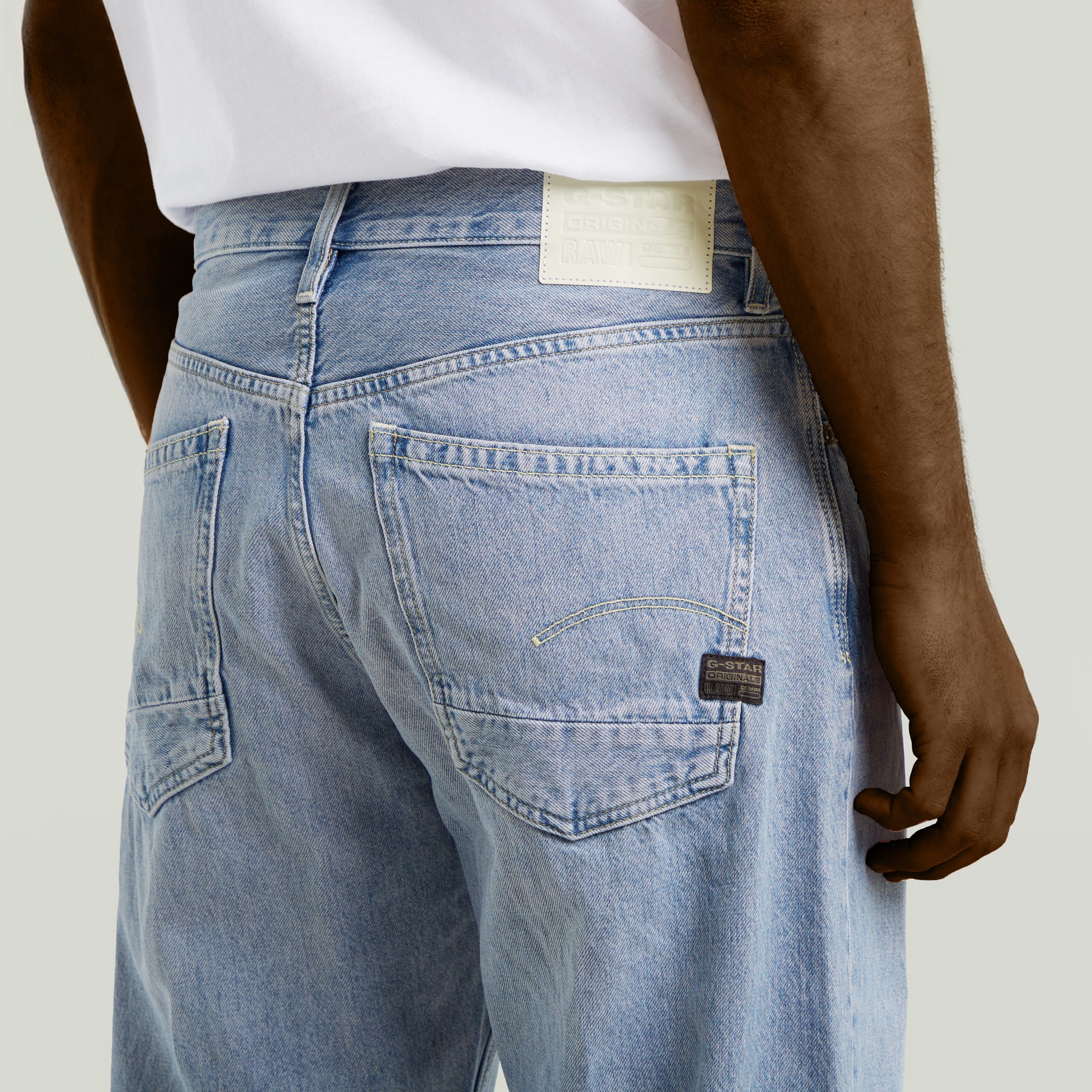 Jeans Dakota Regular Straight con un diseño auténtico y pernera recta, vista posterior con bolsillos reforzados.