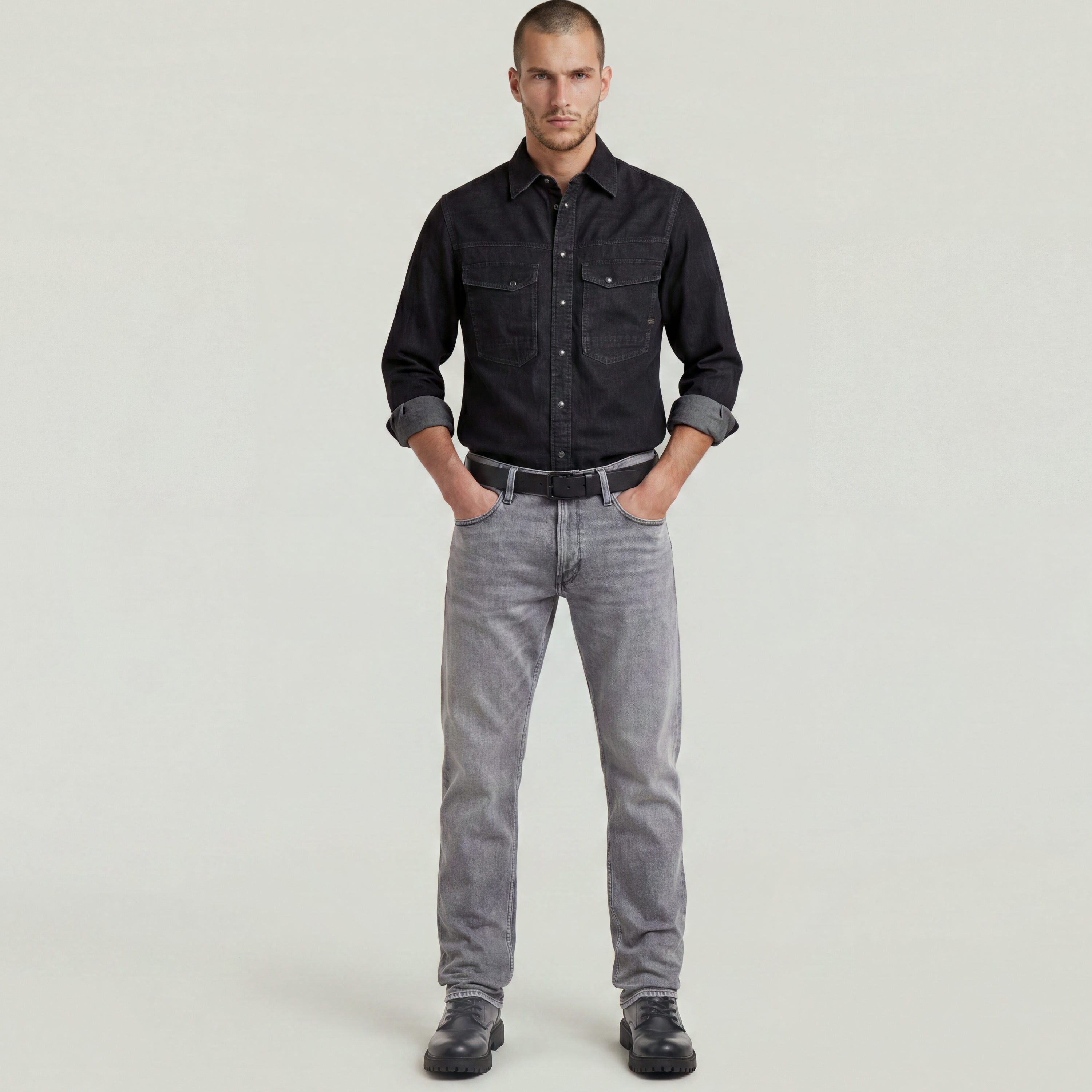 Mosa straight jeans worn by a man in a black shirt and gray jeans, showcasing a classic and timeless style.
