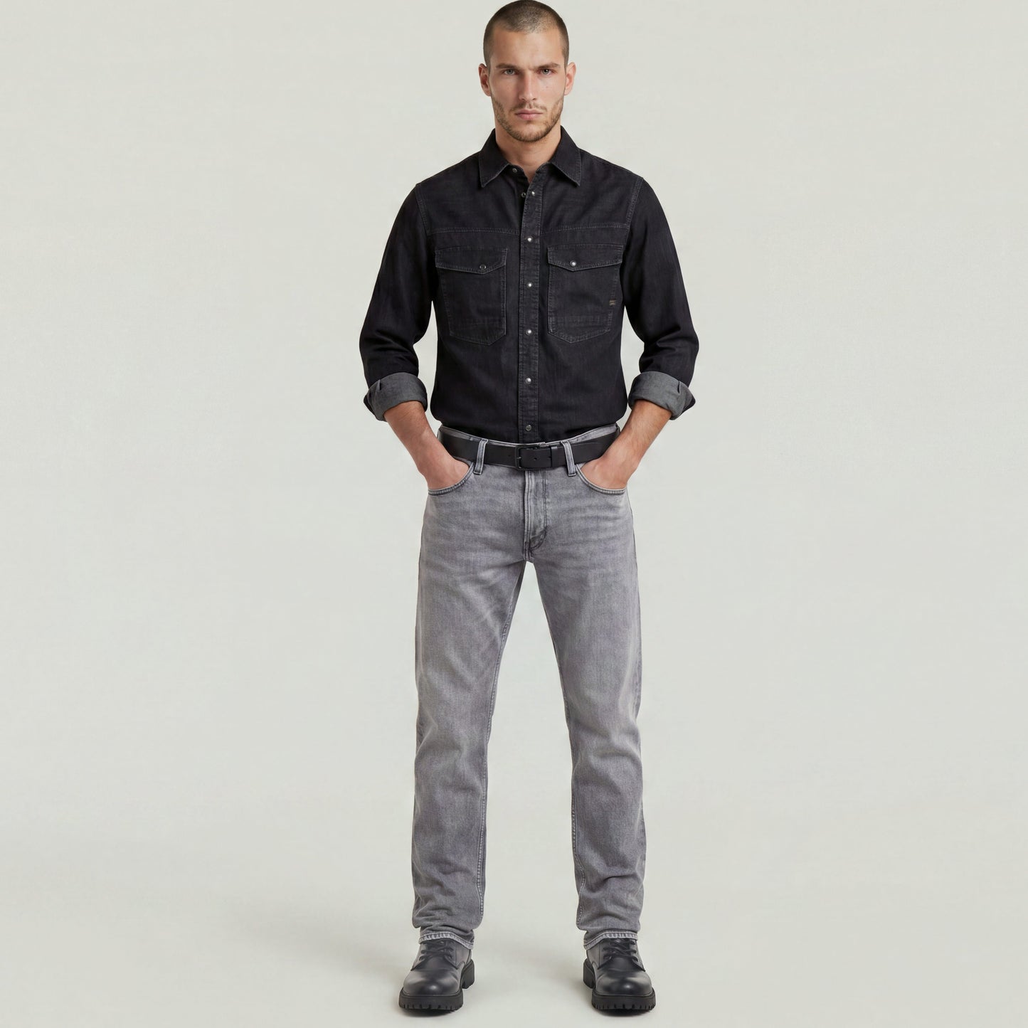 Mosa straight jeans worn by a man in a black shirt and gray jeans, showcasing a classic and timeless style.