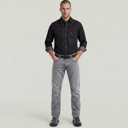 Mosa straight jeans worn by a man in a black shirt and gray jeans, showcasing a classic and timeless style.