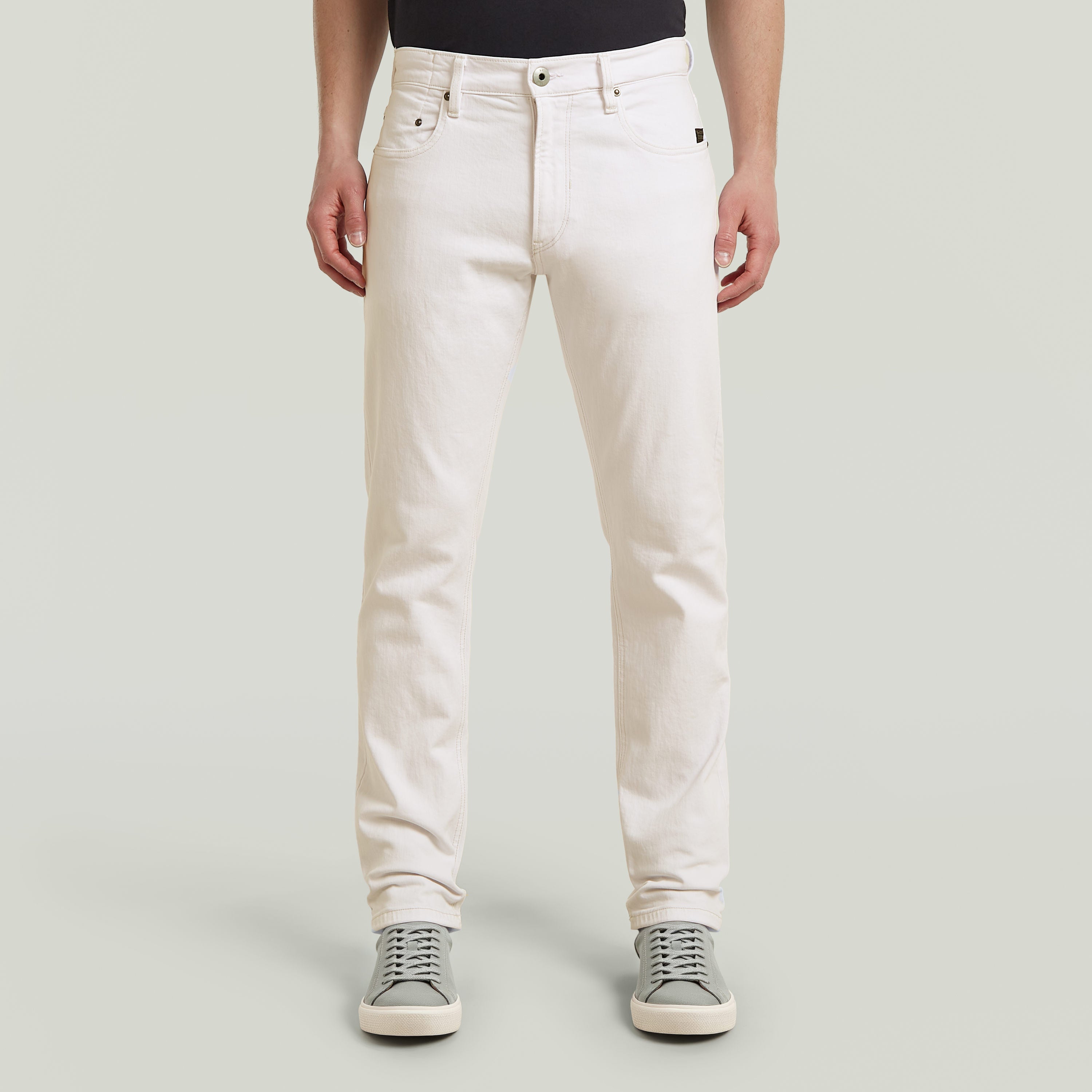 Mosa straight jeans in white on model, featuring a classic five-pocket design and comfortable elastic fit.