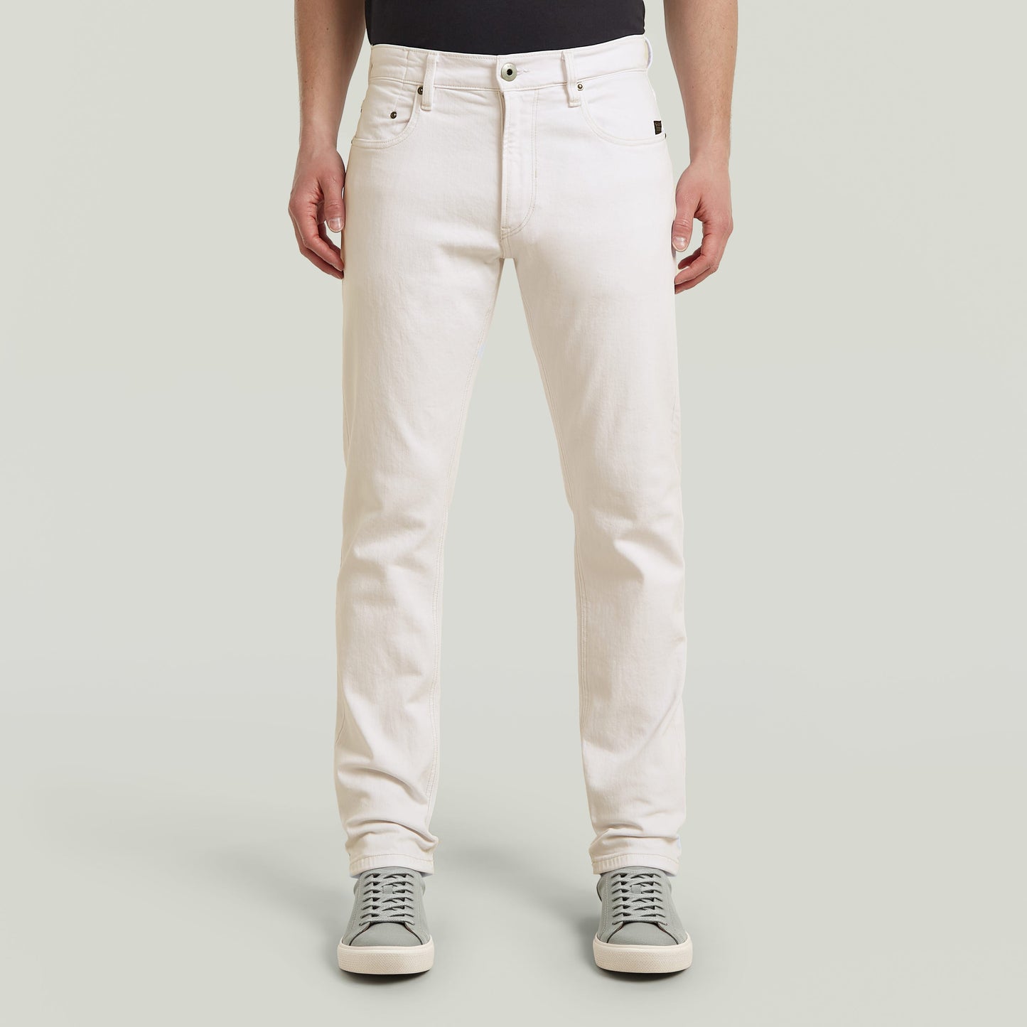 Mosa straight jeans in white on model, featuring a classic five-pocket design and comfortable elastic fit.