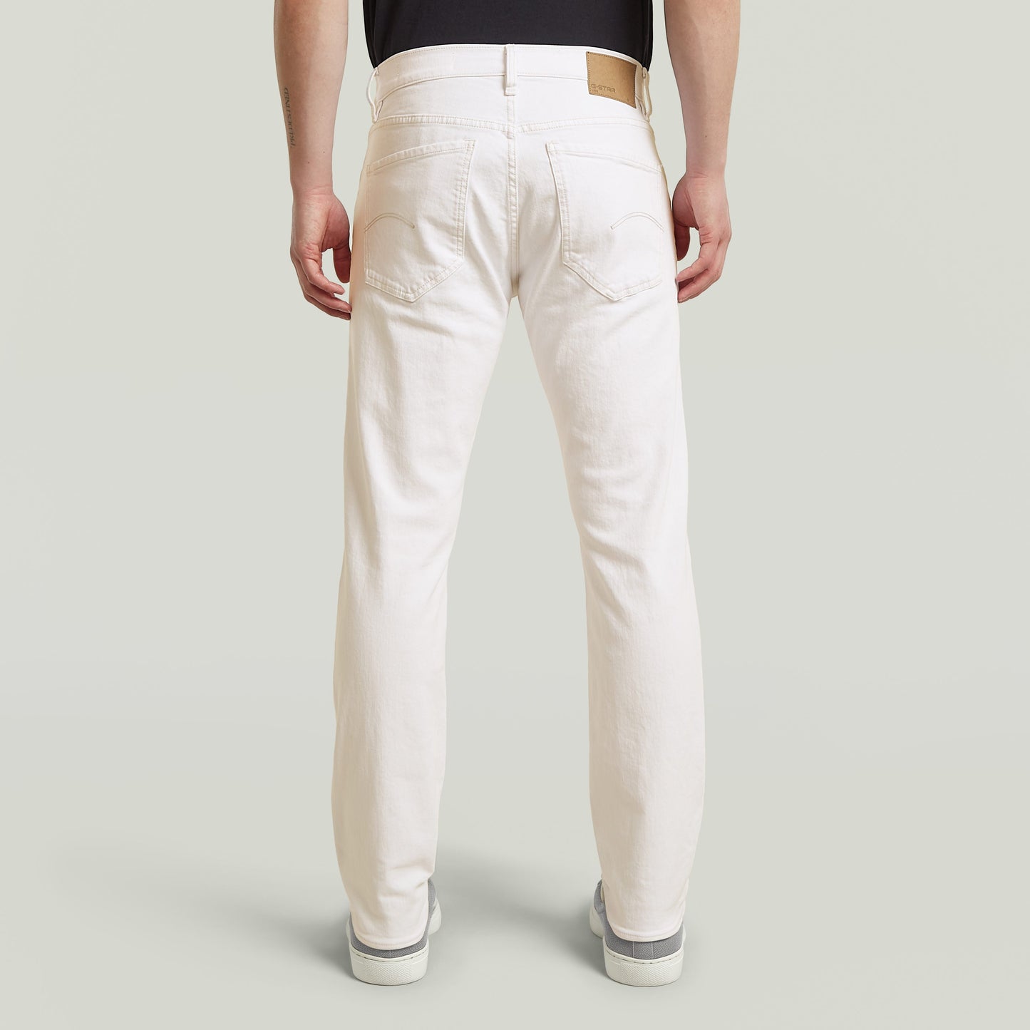Vista trasera de los Mosa straight jeans en color blanco, mostrando su diseño clásico y ajuste cómodo.