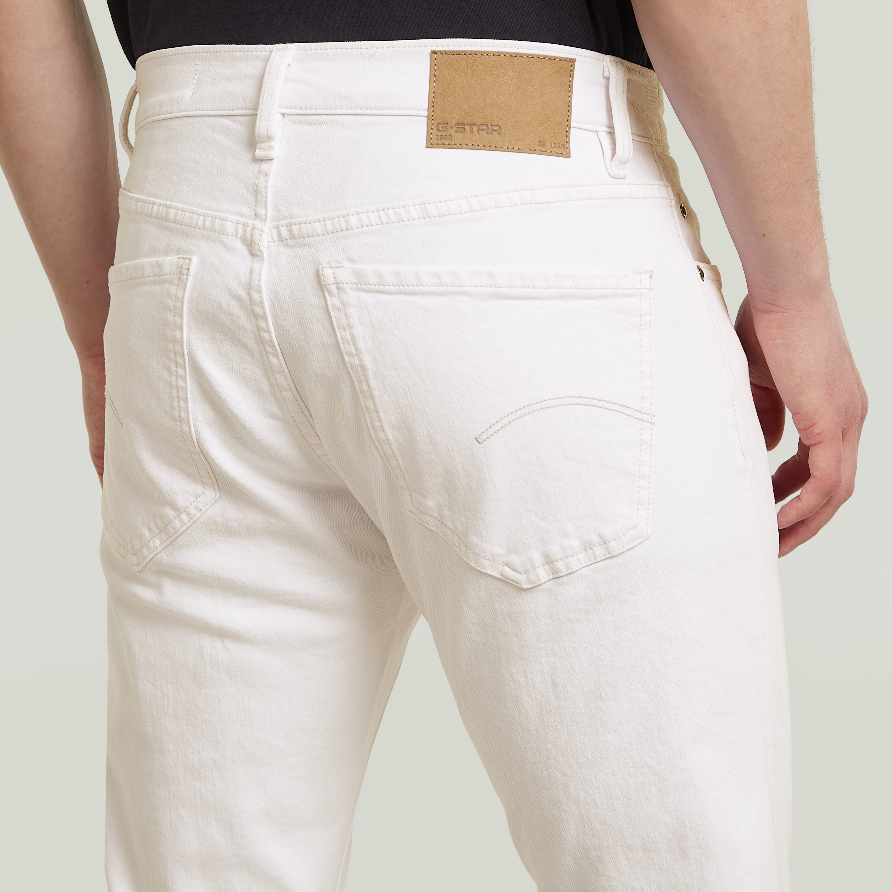 Vista trasera de los Mosa straight jeans en color blanco, mostrando detalles de los bolsillos y la etiqueta.