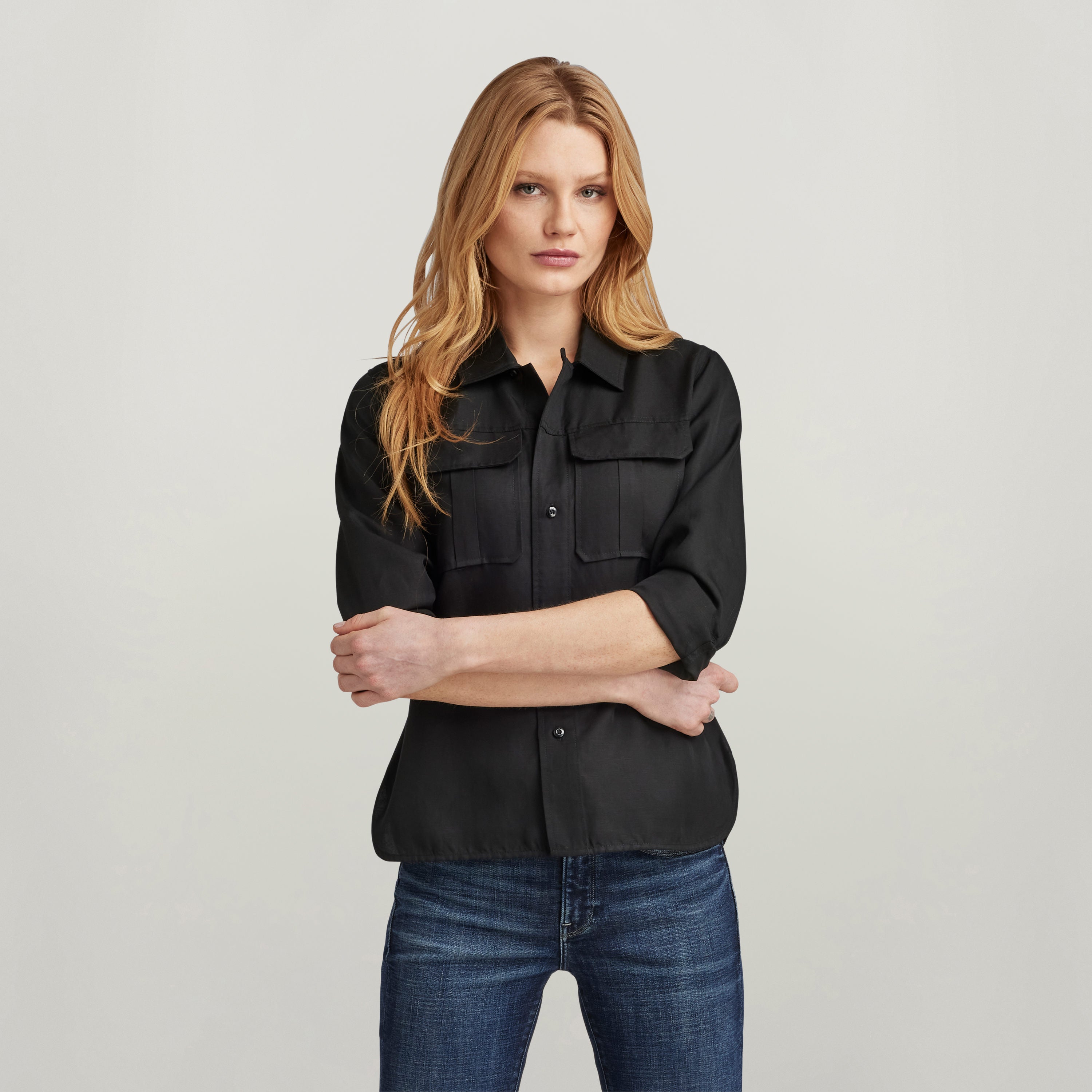 Camisa Fitted Officer con bolsillos, manga larga, cierre a botones, color negro, diseño moderno y ajustado.