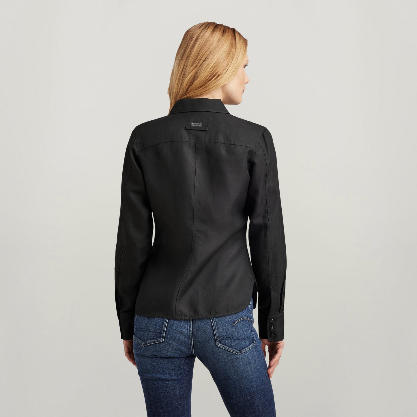 Camisa fitted officer con bolsillos vista trasera, diseño elegante y moderno en color negro.