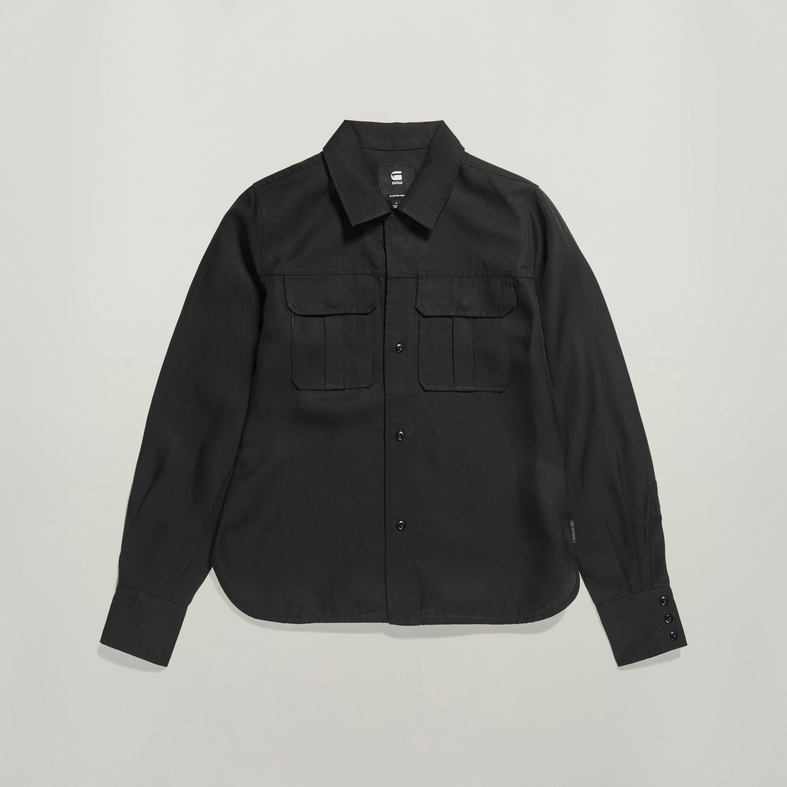 Camisa fitted officer con bolsillos, manga larga, color negro, diseño con botones y cierre a presión oculto.