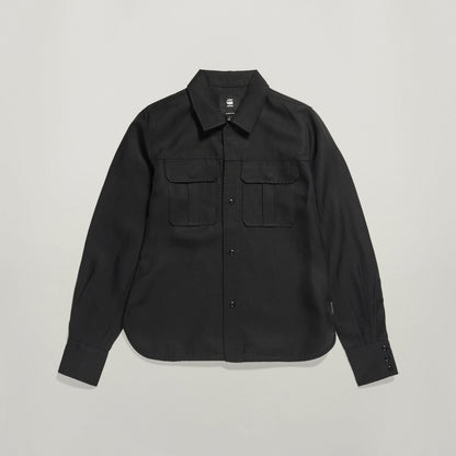 Camisa fitted officer con bolsillos, manga larga, color negro, diseño con botones y cierre a presión oculto.