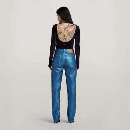 Mujer con jeans de talle alto, perneras rectas, de color azul brillante, vista posterior con diseño en la espalda.