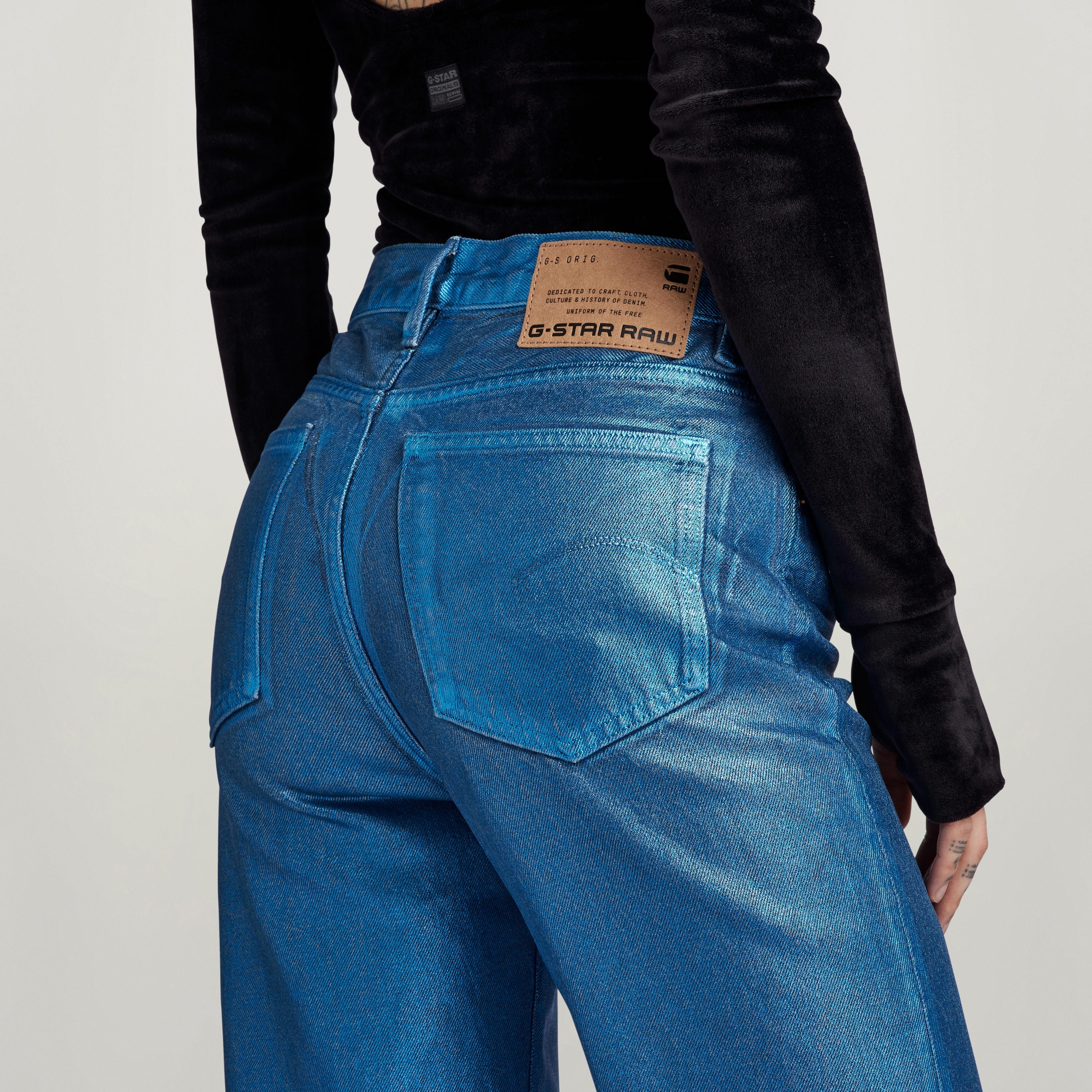 Mujer usando jeans Viktoria High Straight de talle alto con perneras rectas y bolsillos traseros destacados.