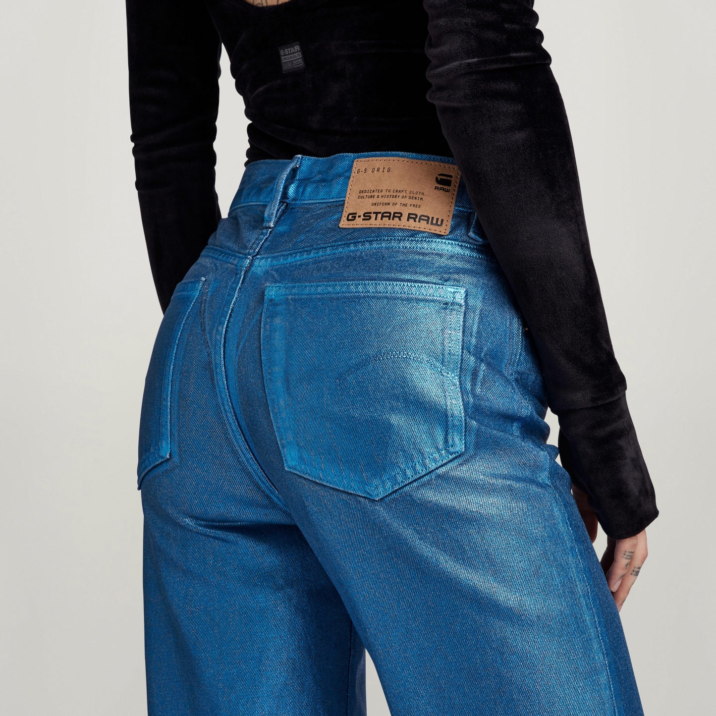 Mujer usando jeans Viktoria High Straight de talle alto con perneras rectas y bolsillos traseros destacados.