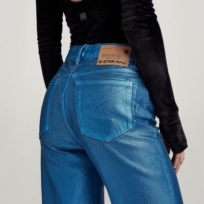 Mujer usando jeans Viktoria High Straight de talle alto con perneras rectas y bolsillos traseros destacados.
