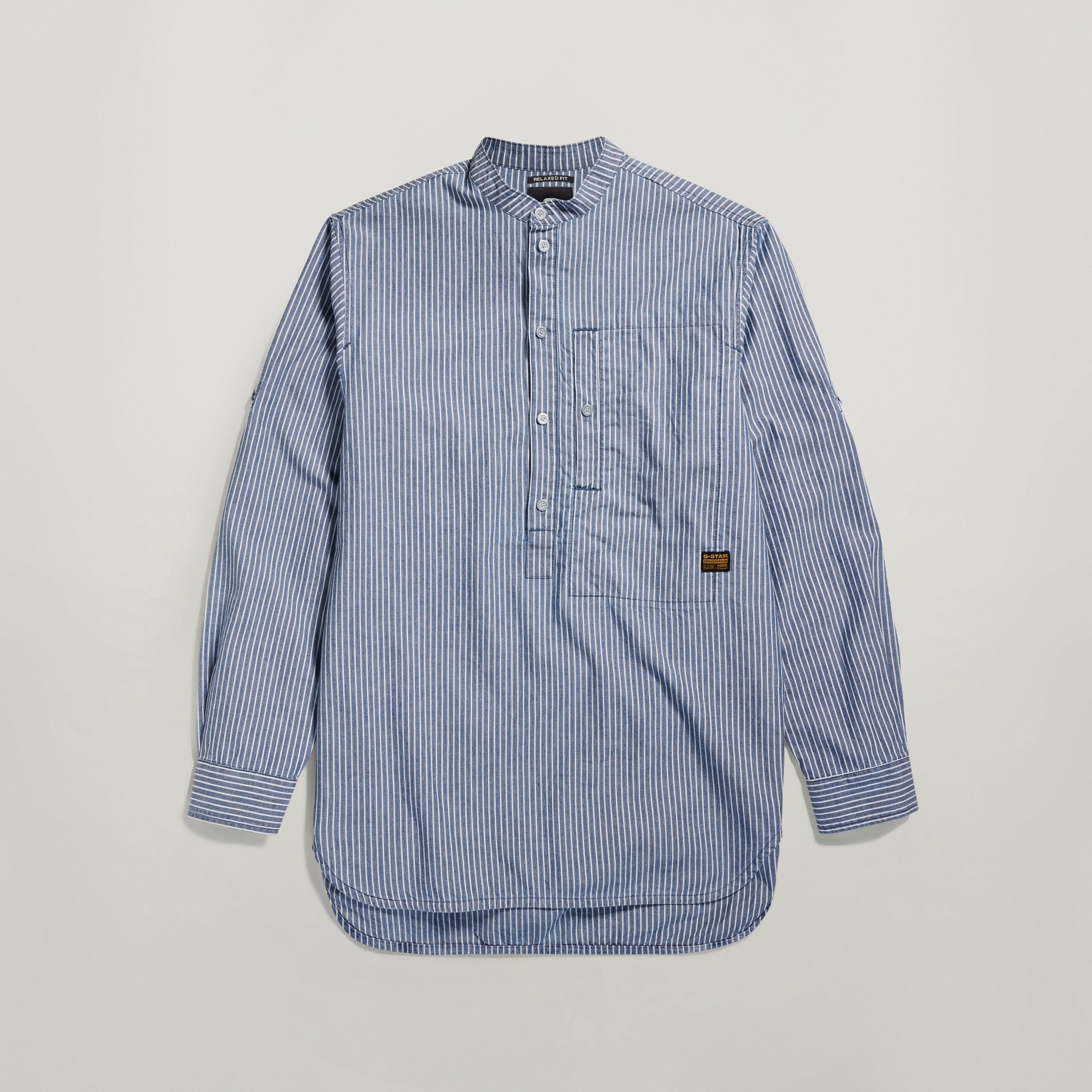 Camisa G4A Half Placket Relaxed con diseño de rayas en color azul y cortes ajustables en las mangas.