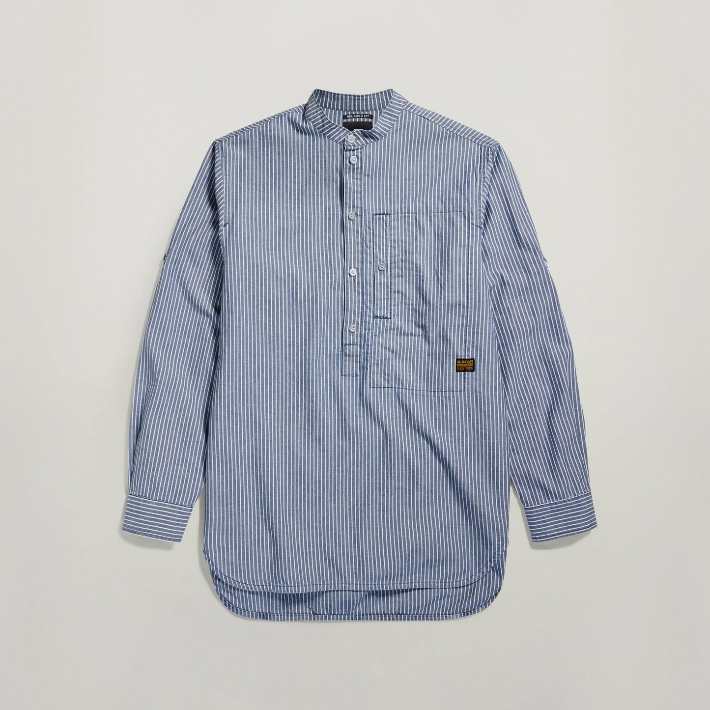 Camisa G4A Half Placket Relaxed con diseño de rayas en color azul y cortes ajustables en las mangas.