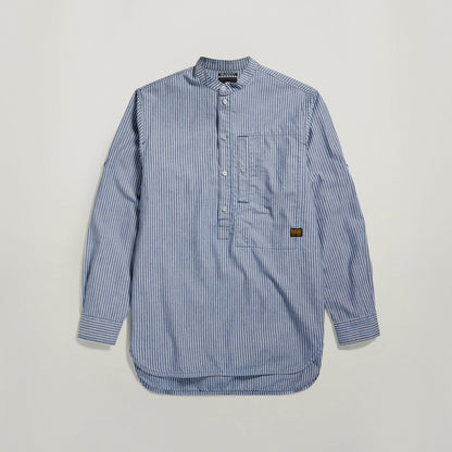 Camisa G4A Half Placket Relaxed con diseño de rayas en color azul y cortes ajustables en las mangas.
