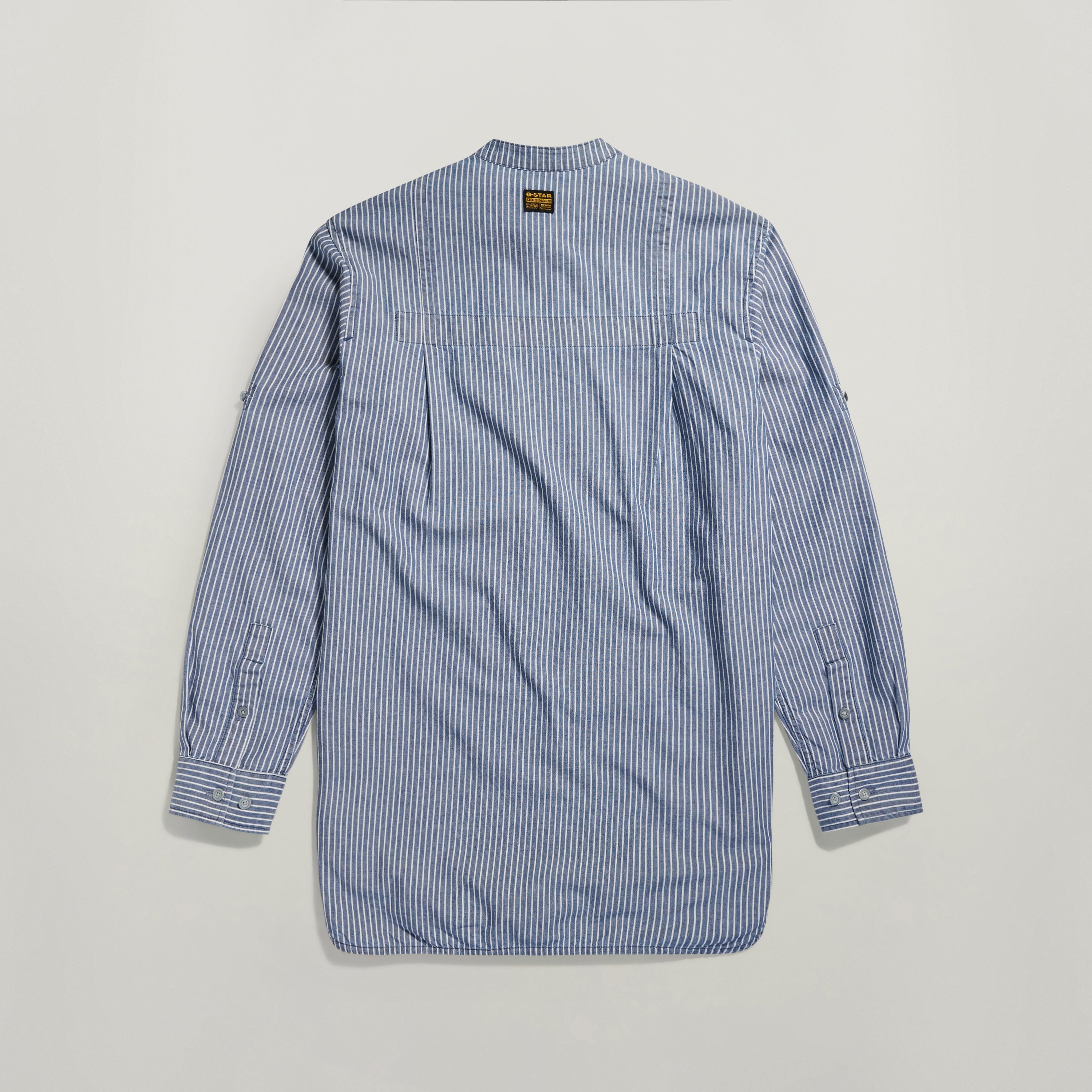 Camisa G4A half placket vista trasera con rayas azul y blanco, mangas largas y cuello ribeteado.