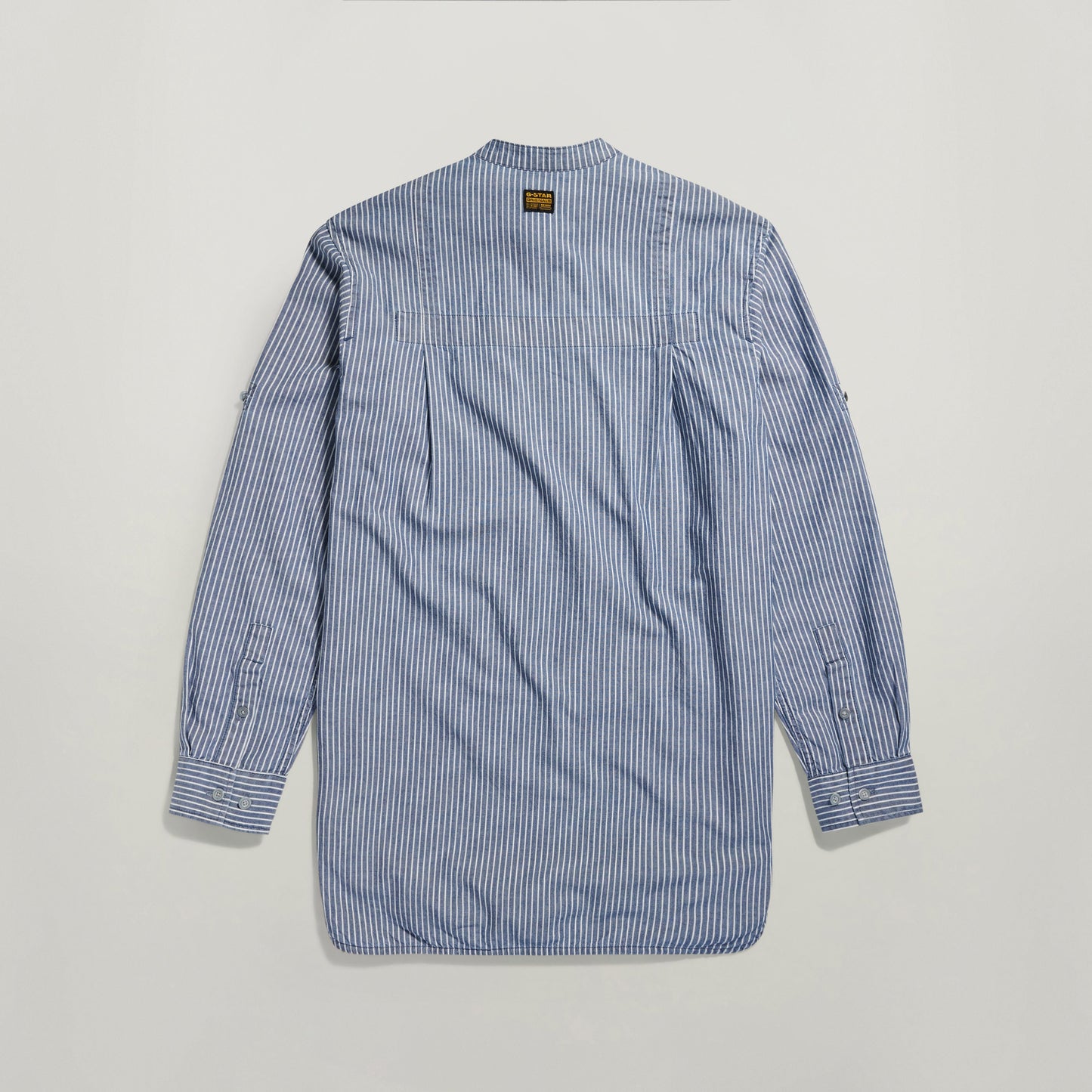 Camisa G4A half placket vista trasera con rayas azul y blanco, mangas largas y cuello ribeteado.