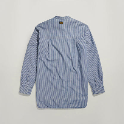 Camisa G4A half placket vista trasera con rayas azul y blanco, mangas largas y cuello ribeteado.