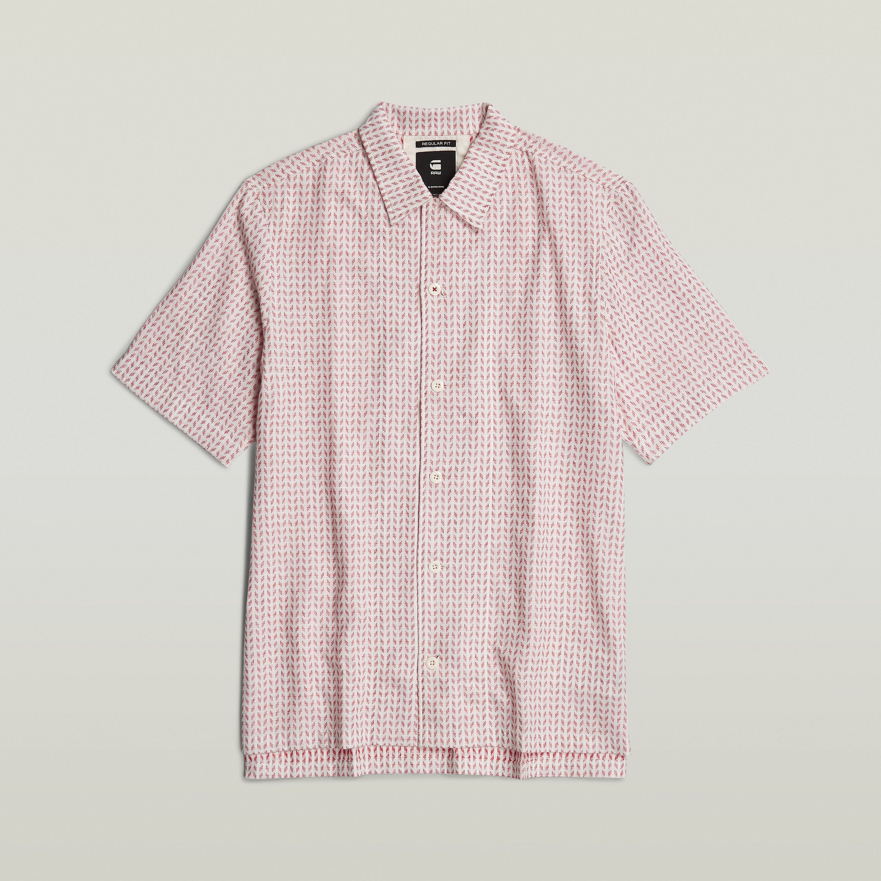 Camisa Resort de corte recto con diseño de estampado en tonos rojo y blanco, botón frontal y cuello plano.