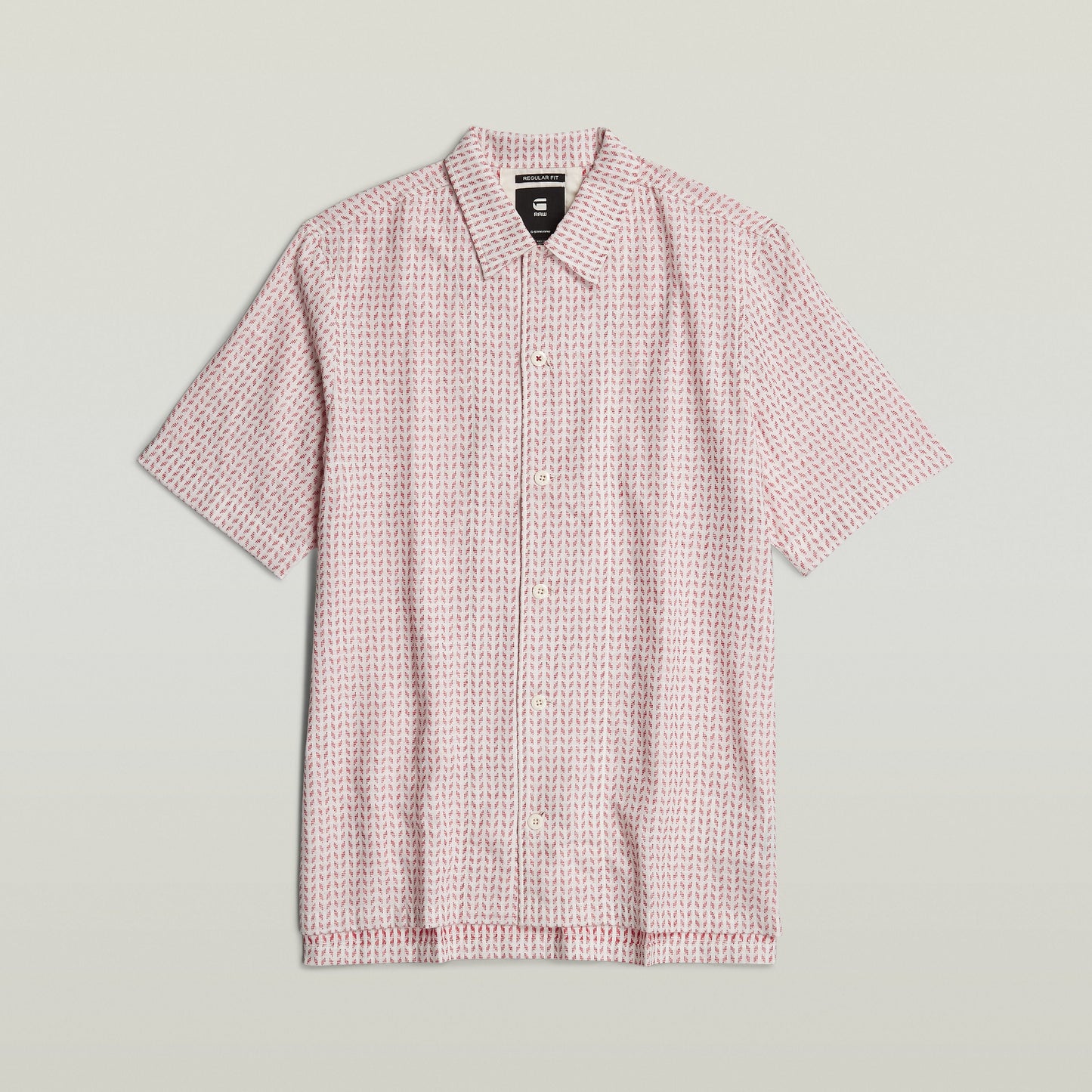 Camisa Resort de corte recto con diseño de estampado en tonos rojo y blanco, botón frontal y cuello plano.