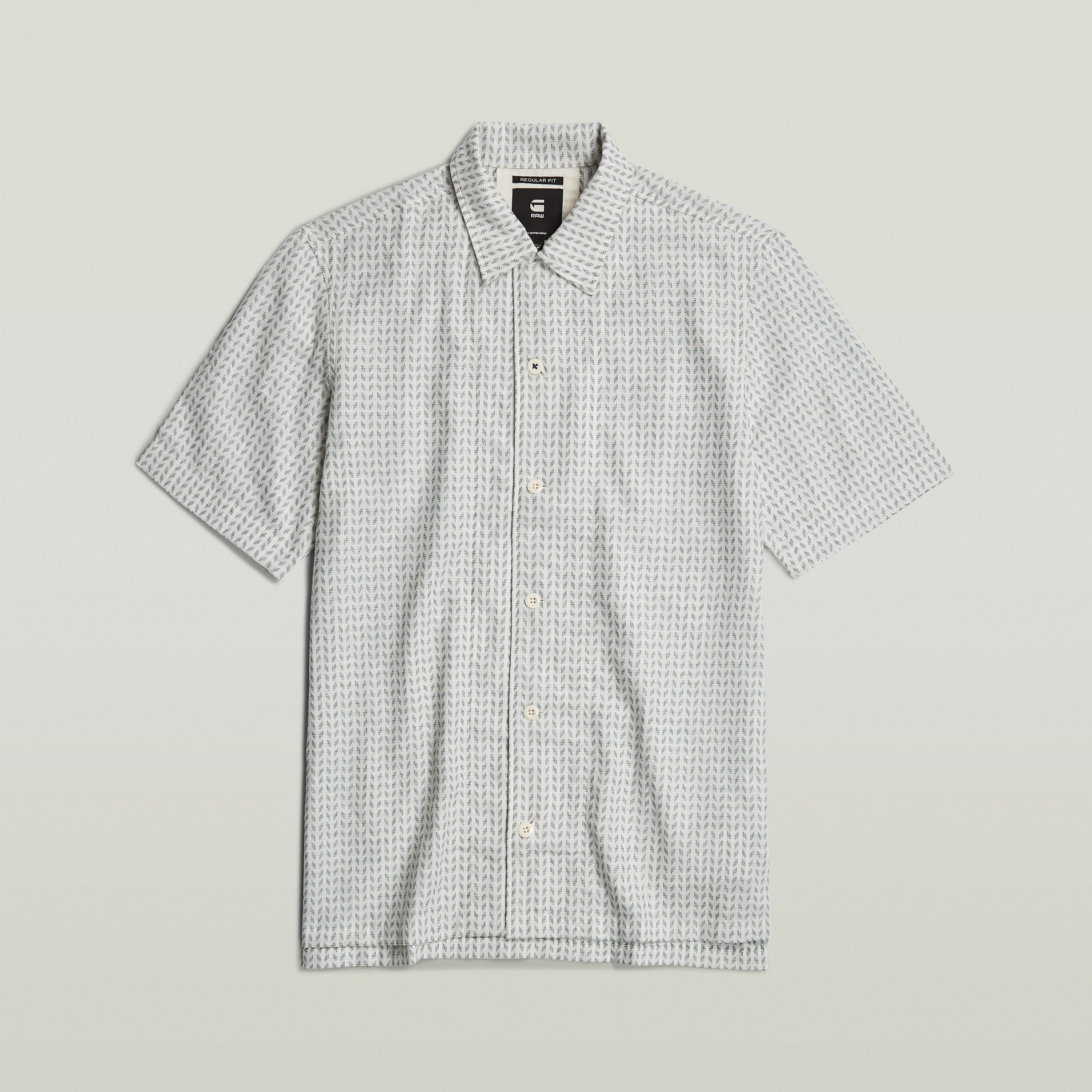 Camisa Resort de corte recto con diseño de cuello plano y aberturas laterales, fabricada en algodón.