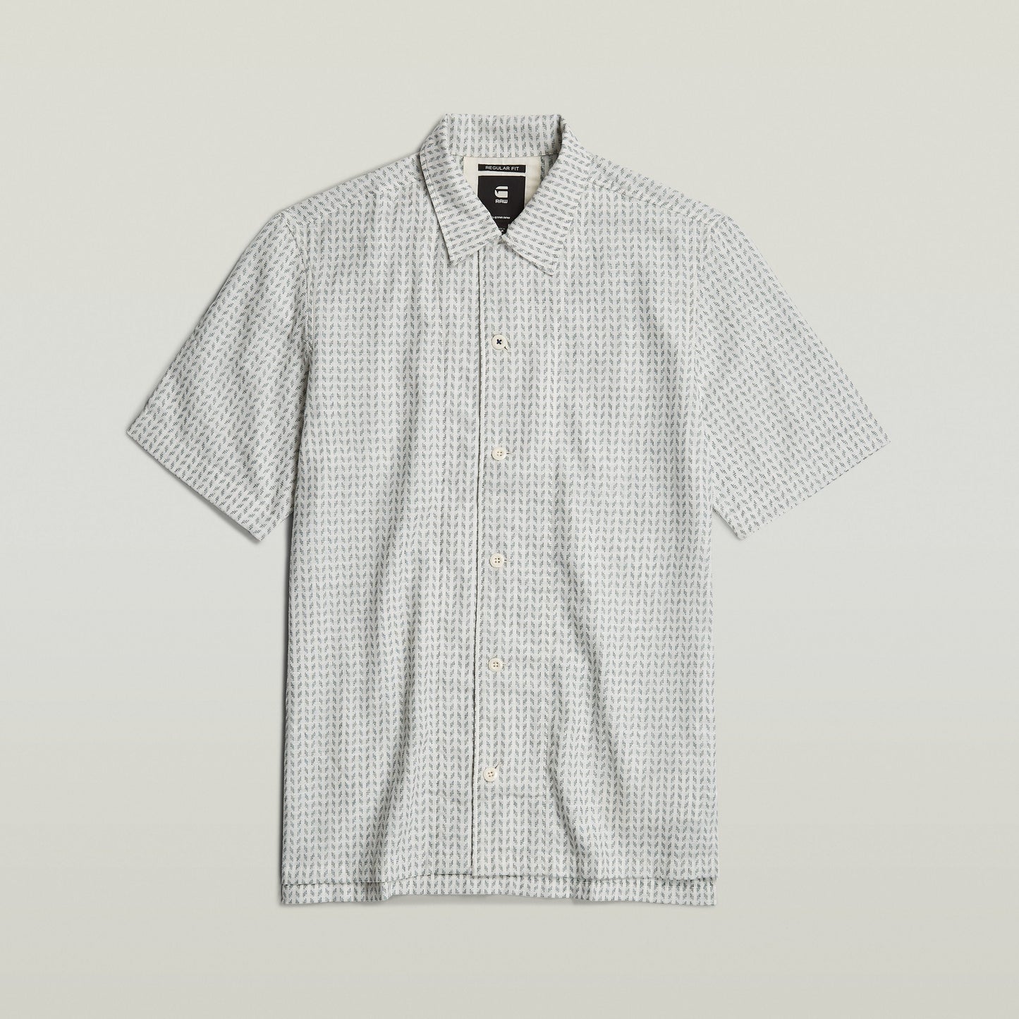 Camisa Resort de corte recto con diseño de cuello plano y aberturas laterales, fabricada en algodón.