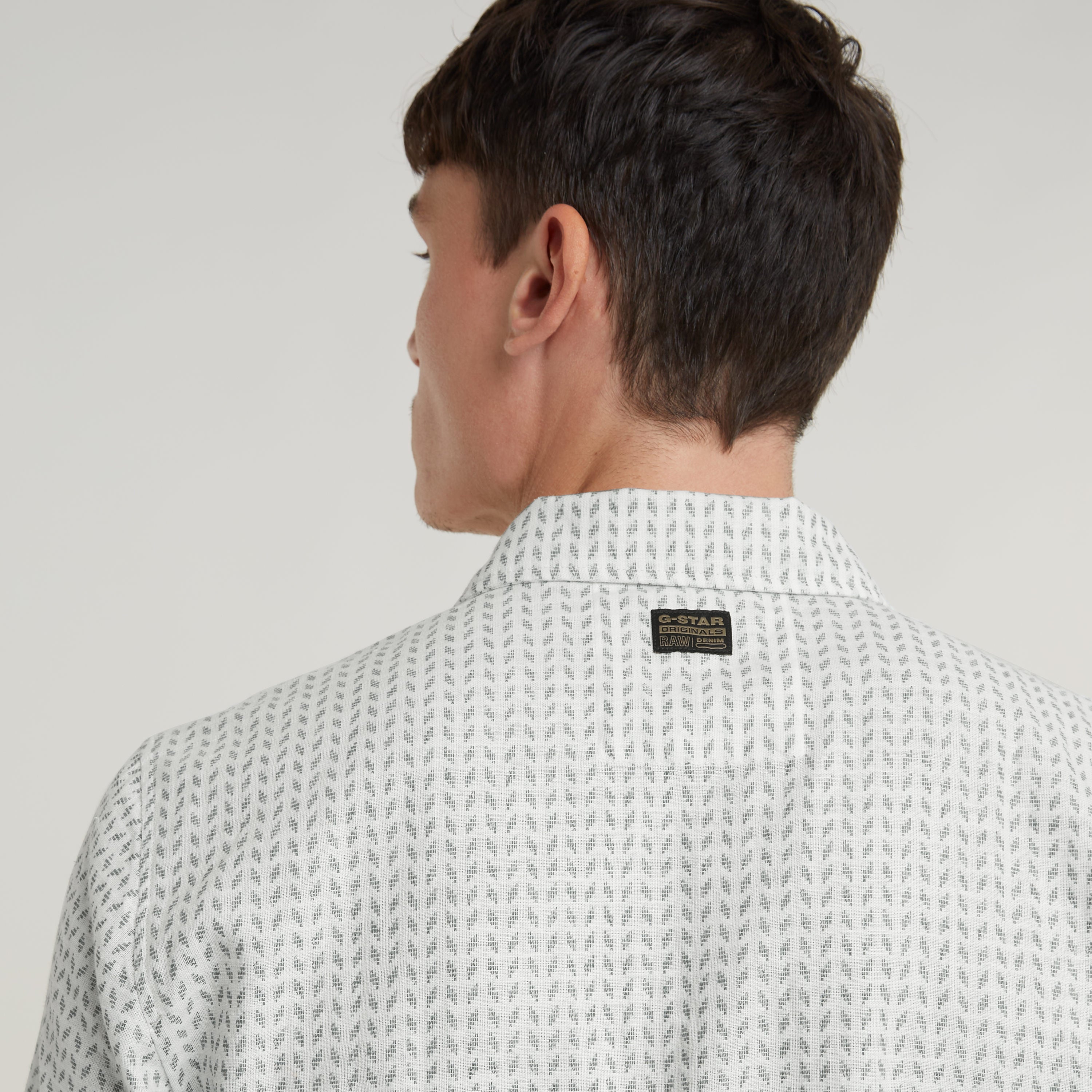 Camisa Resort de corte recto con diseño de cuello plano y aberturas laterales en la parte posterior
