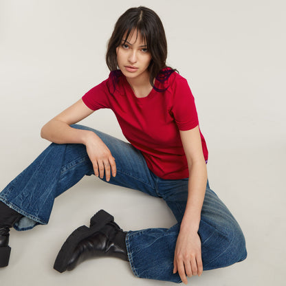 Top front seam t-shirt in red, styled with blue flared jeans and ankle boots, showcasing modern and casual fashion.