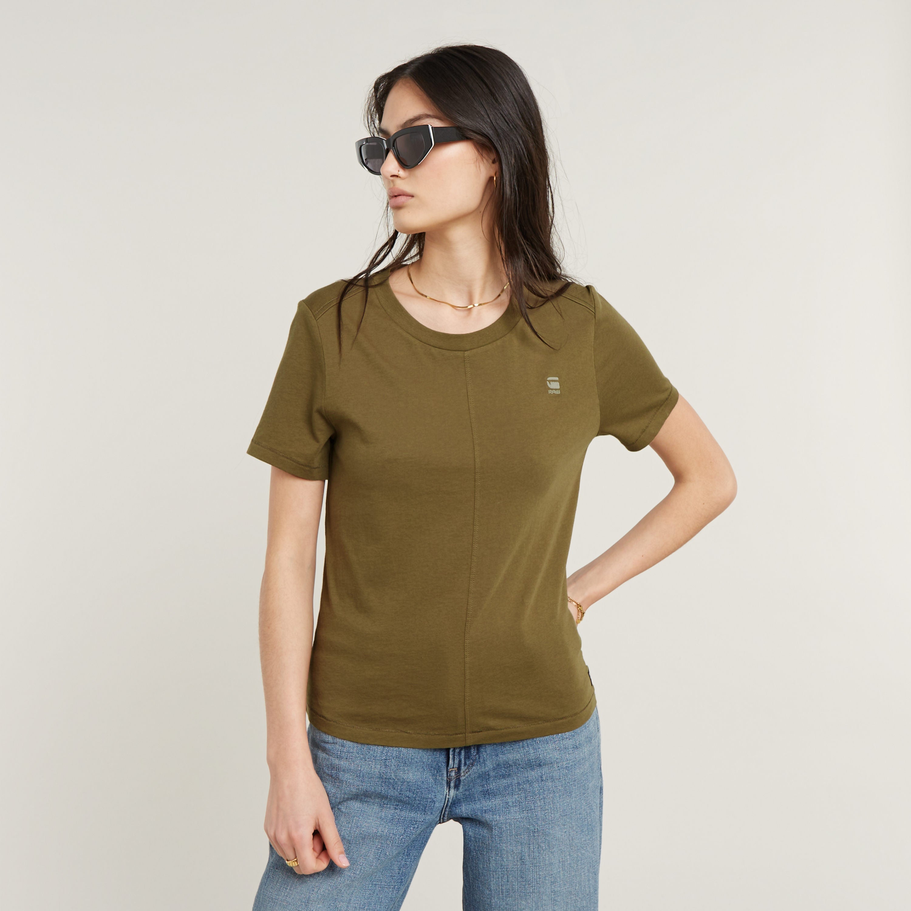Modelo vistiendo un top eco-friendly front seam de color verde con detalles de costura y bordado G-Star RAW.